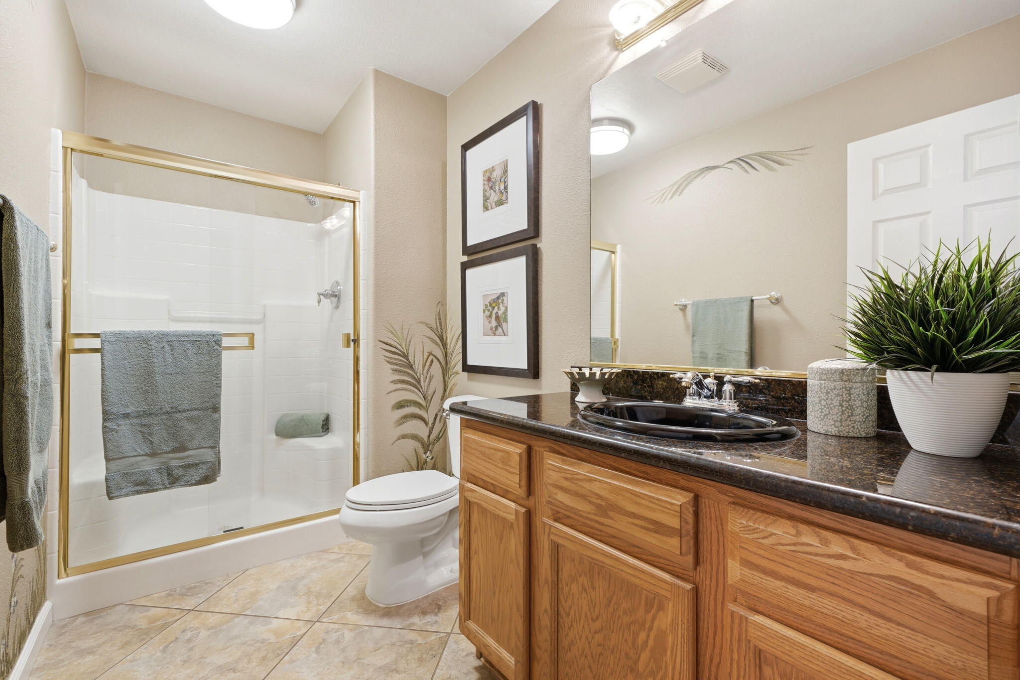 1945 W Picadilly Ln, Hanford, CA 93230