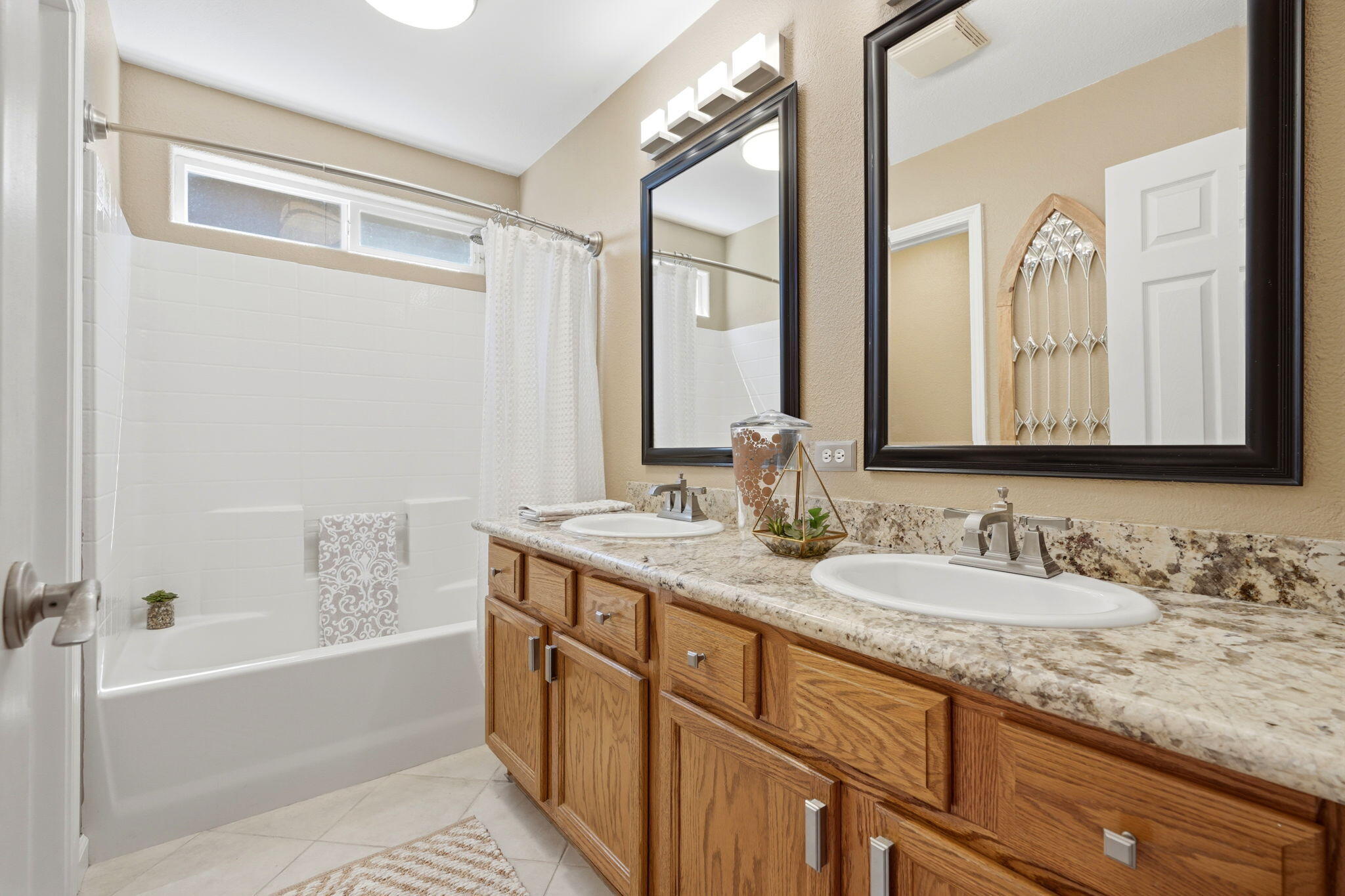 1945 W Picadilly Ln, Hanford, CA 93230