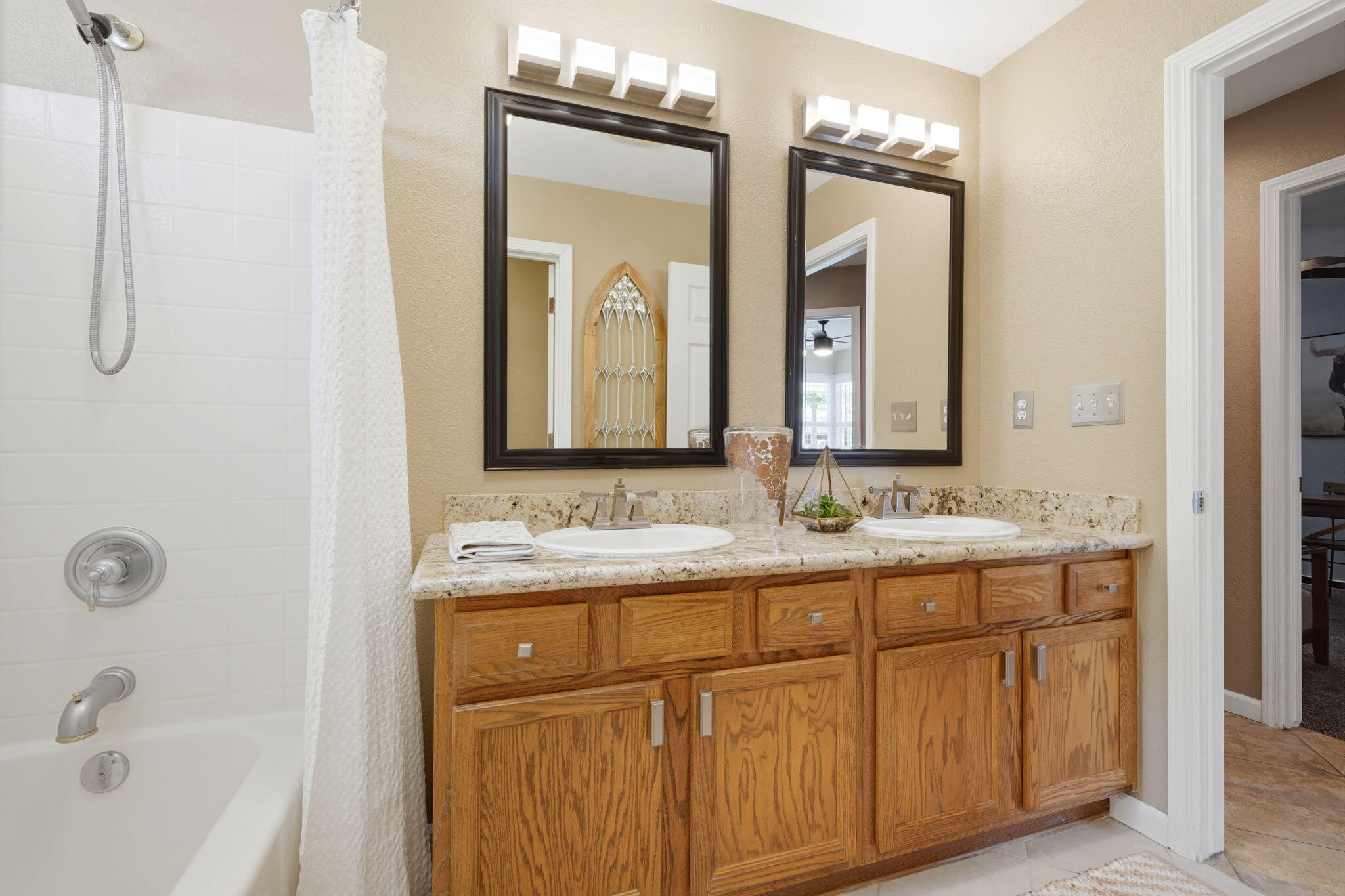 1945 W Picadilly Ln, Hanford, CA 93230