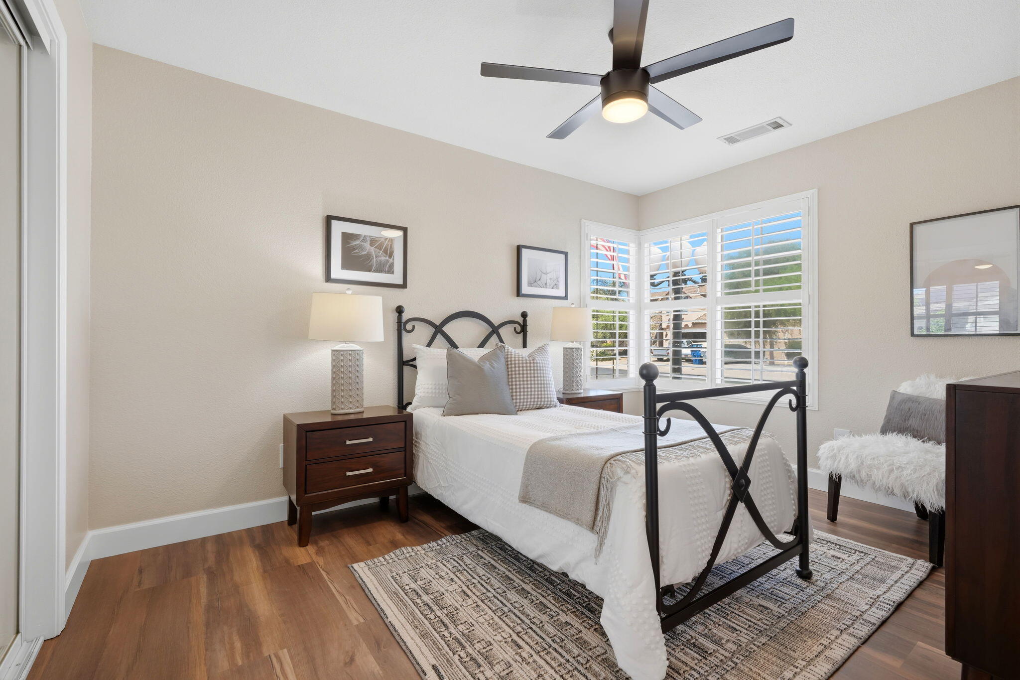 1945 W Picadilly Ln, Hanford, CA 93230