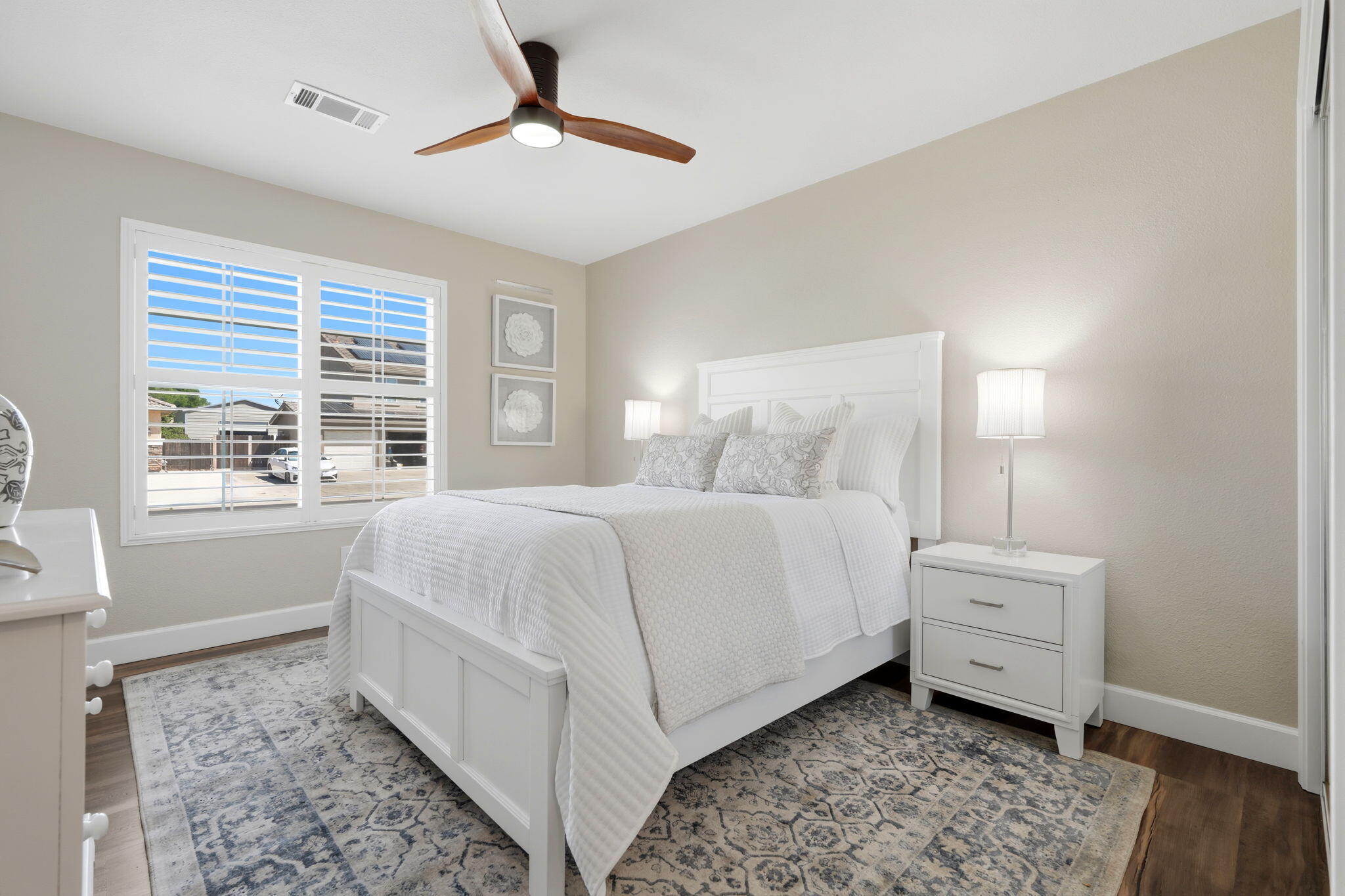 1945 W Picadilly Ln, Hanford, CA 93230