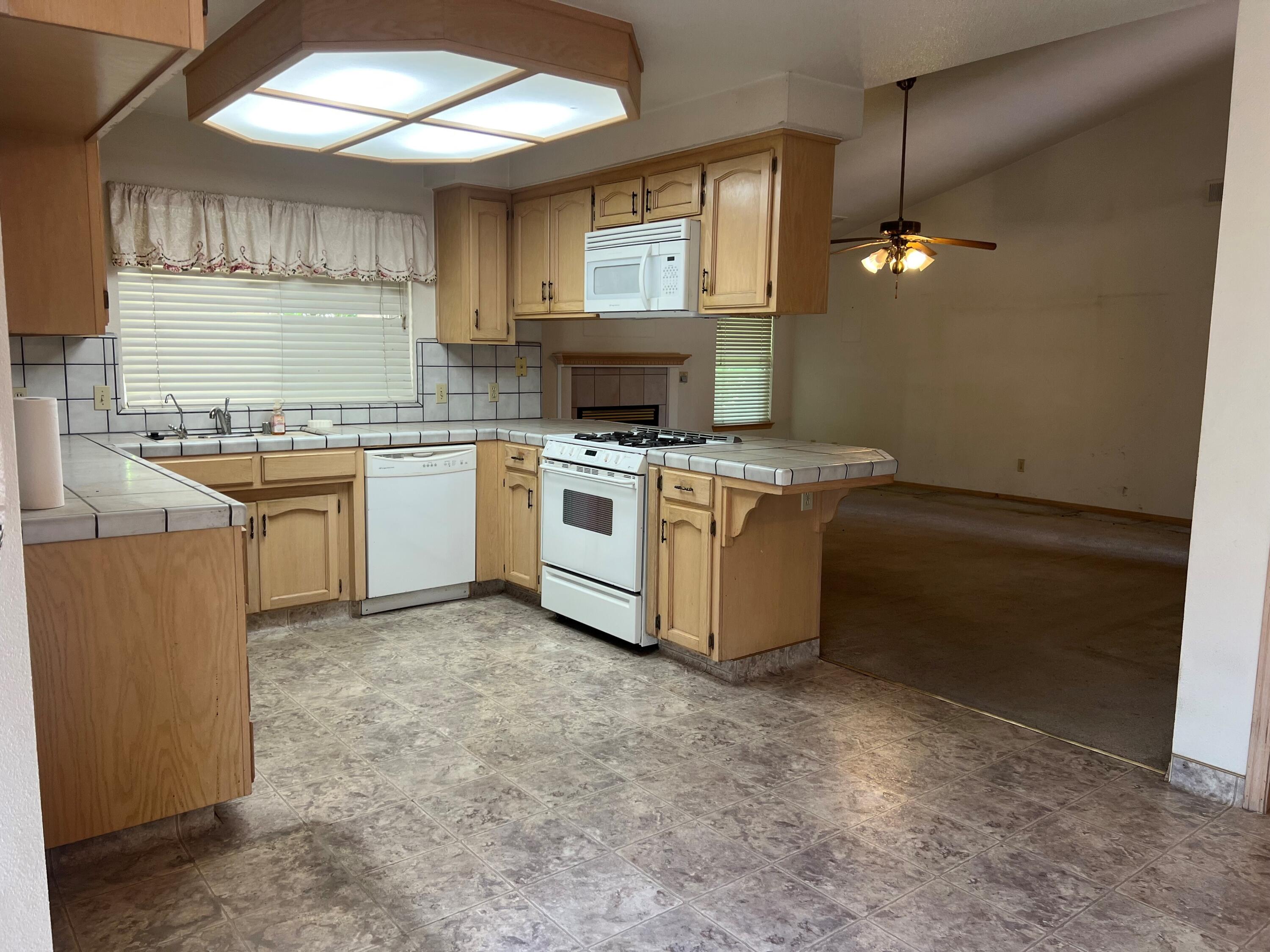 290 E Garfield Ave, Tulare, CA 93274