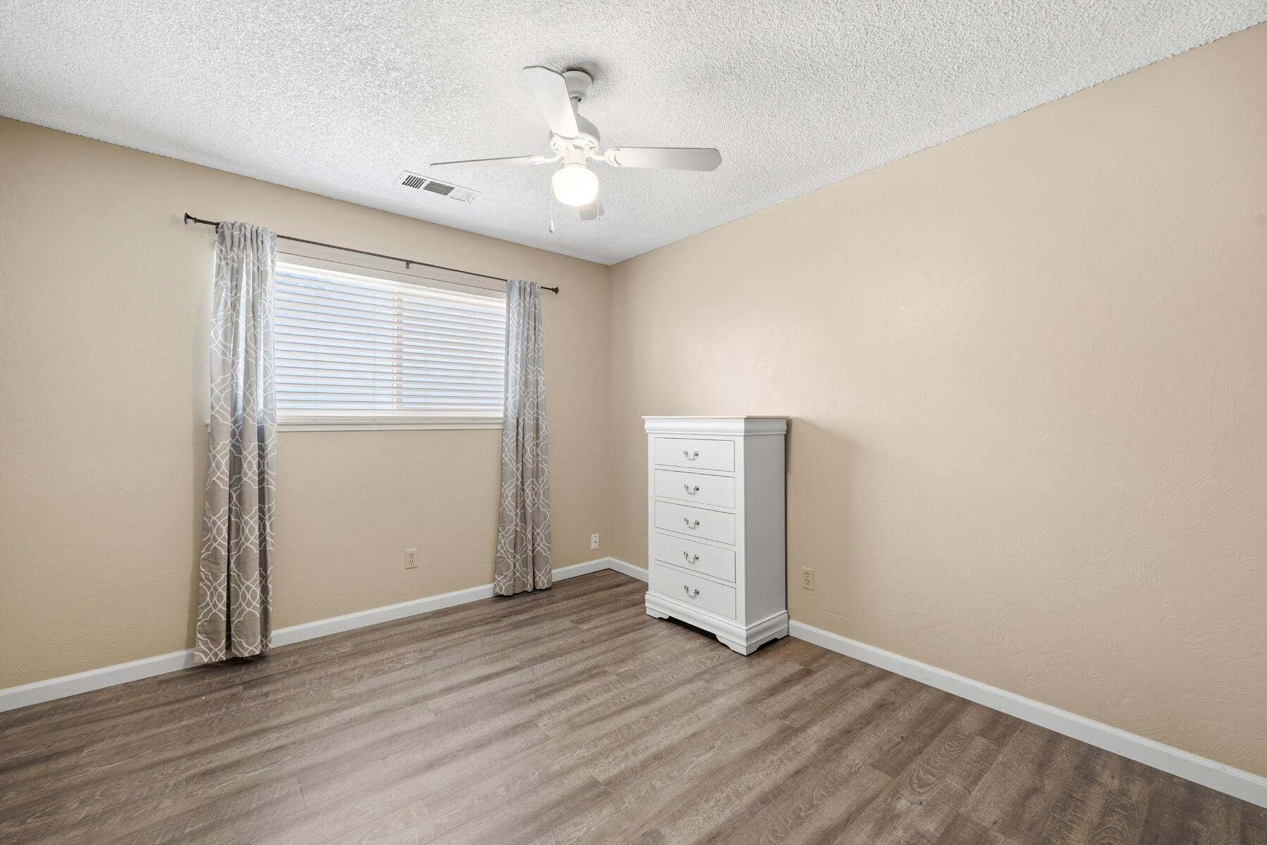 3113 W Whitendale Ave, Visalia, CA 93277