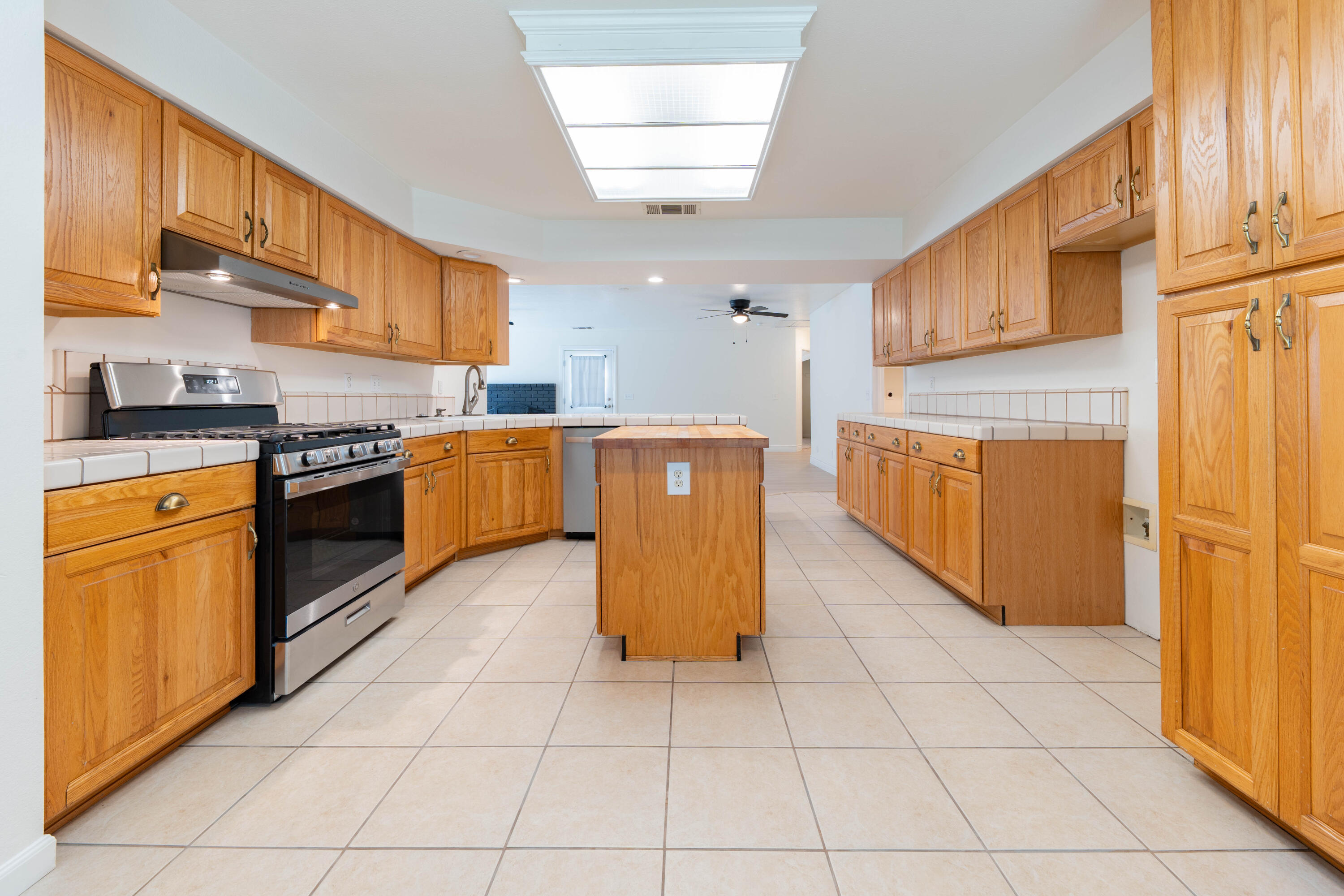 797 Elderwood Ln, Lemoore, CA 93245