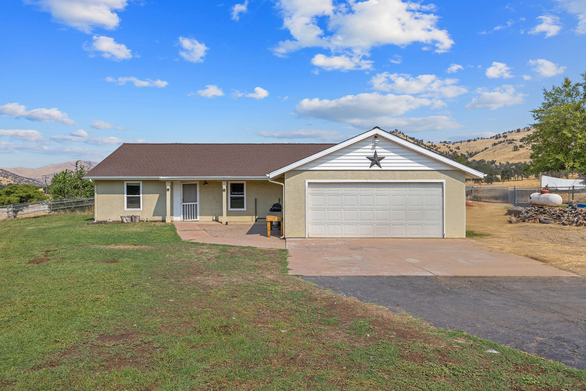 7272 Lupine Dr, Sanger, CA 93657