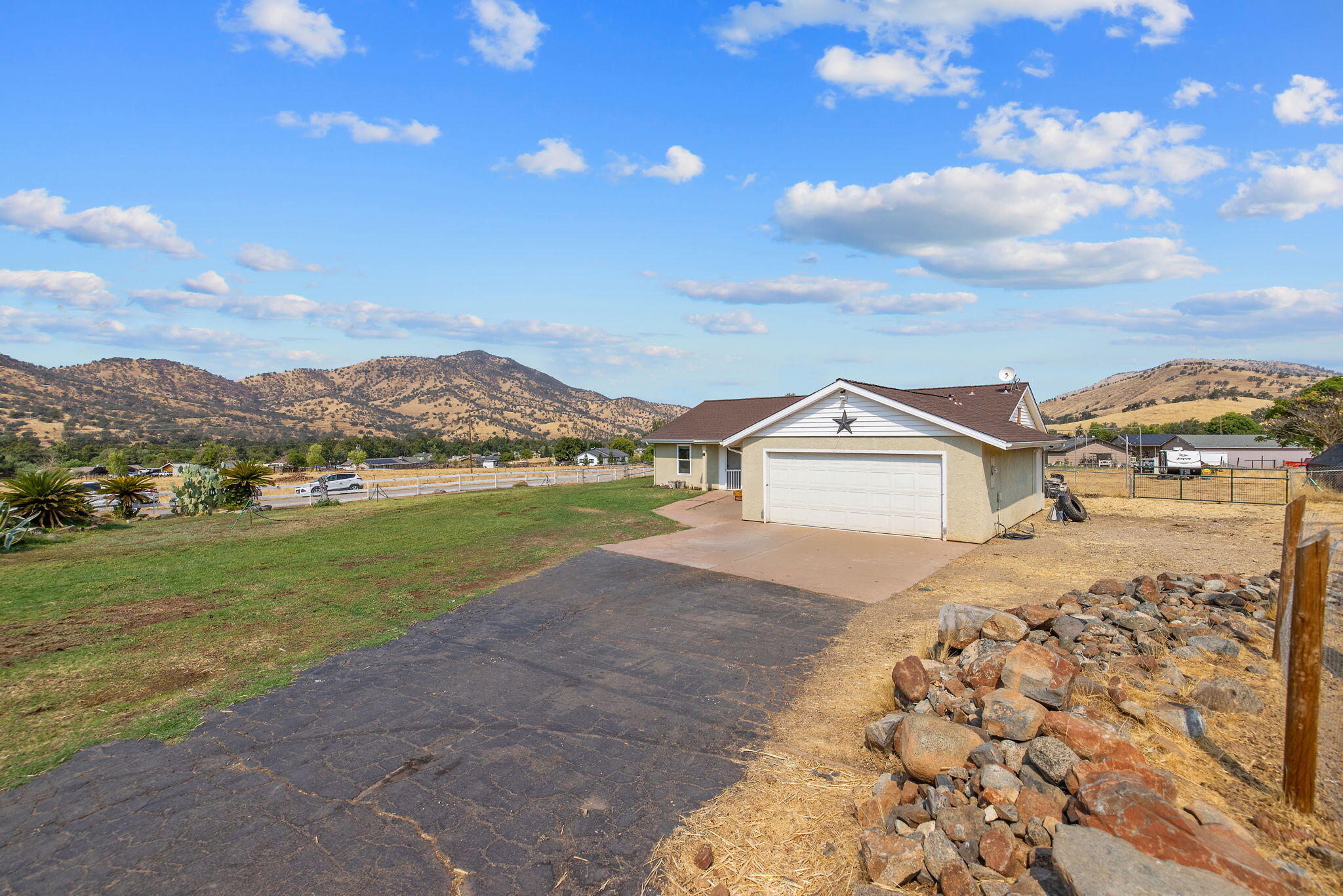 7272 Lupine Dr, Sanger, CA 93657