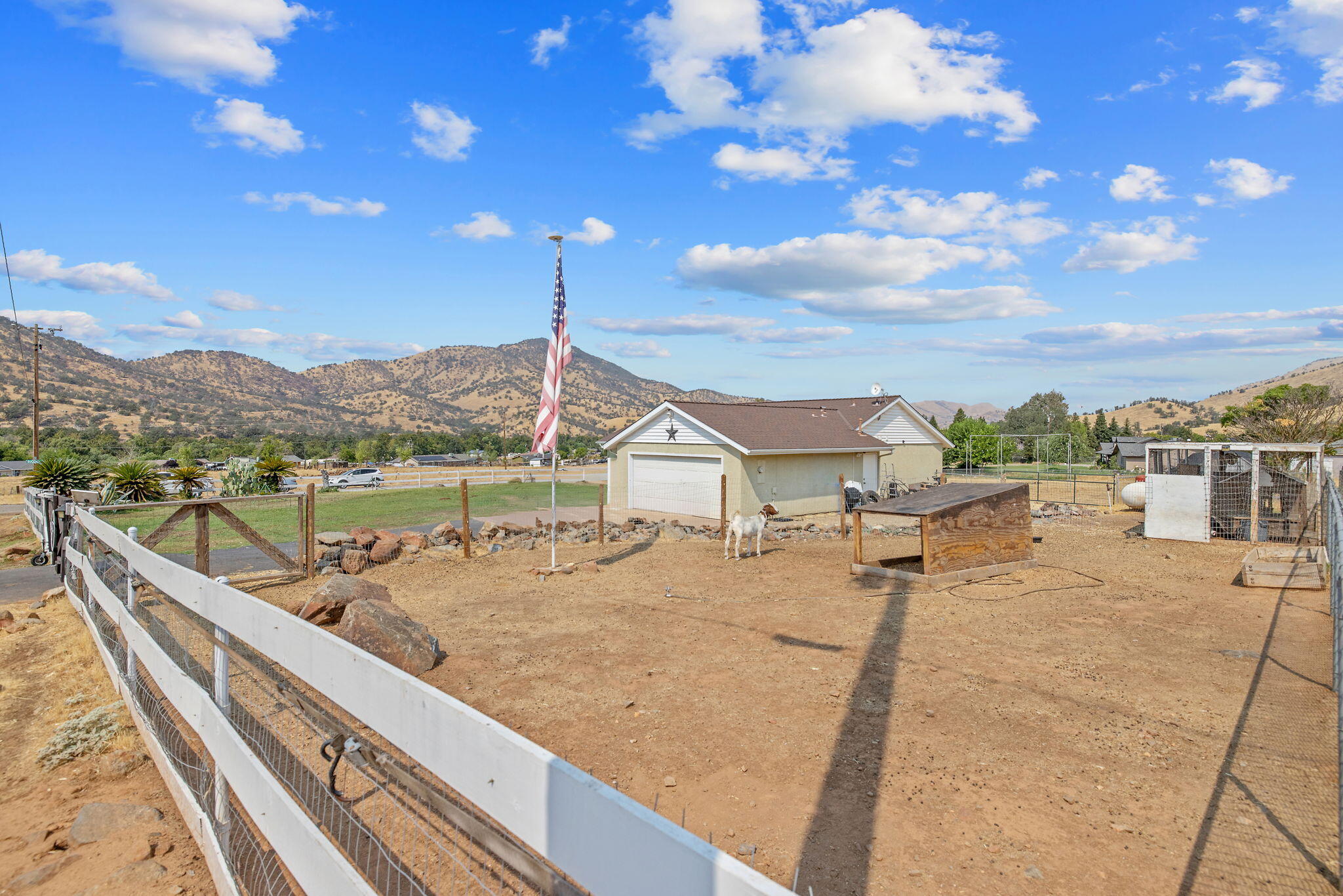 7272 Lupine Dr, Sanger, CA 93657