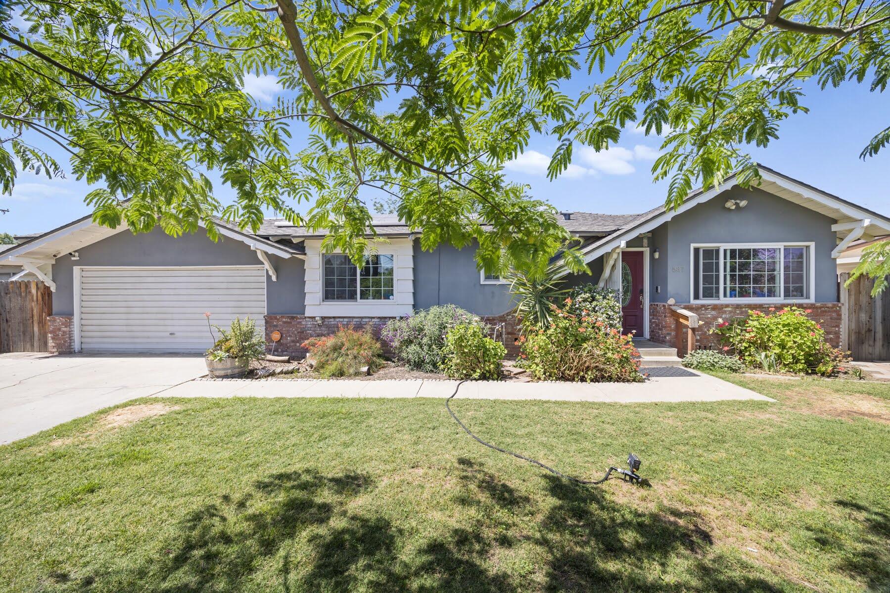 587 N West, Tulare, CA 93274