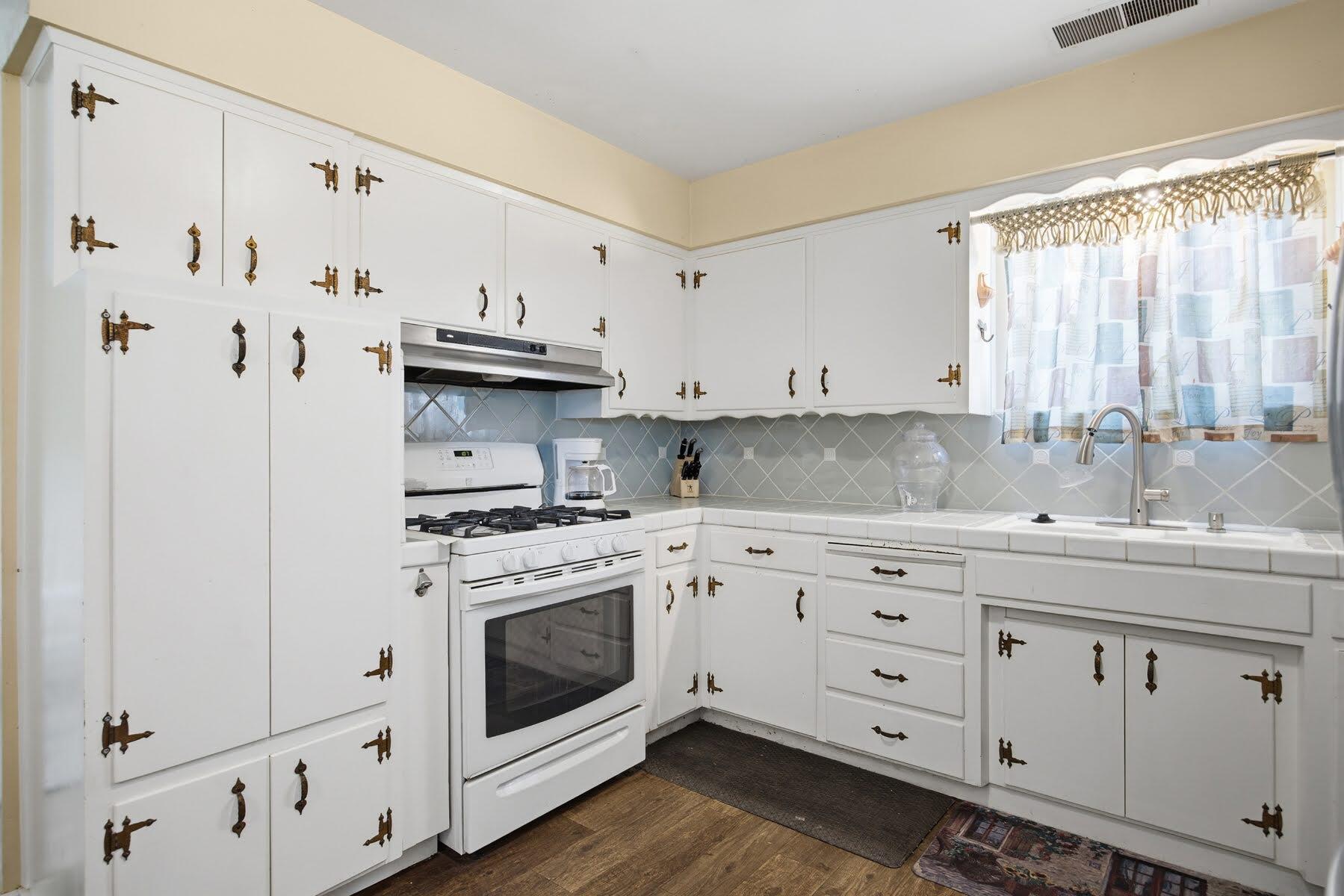 587 N West, Tulare, CA 93274