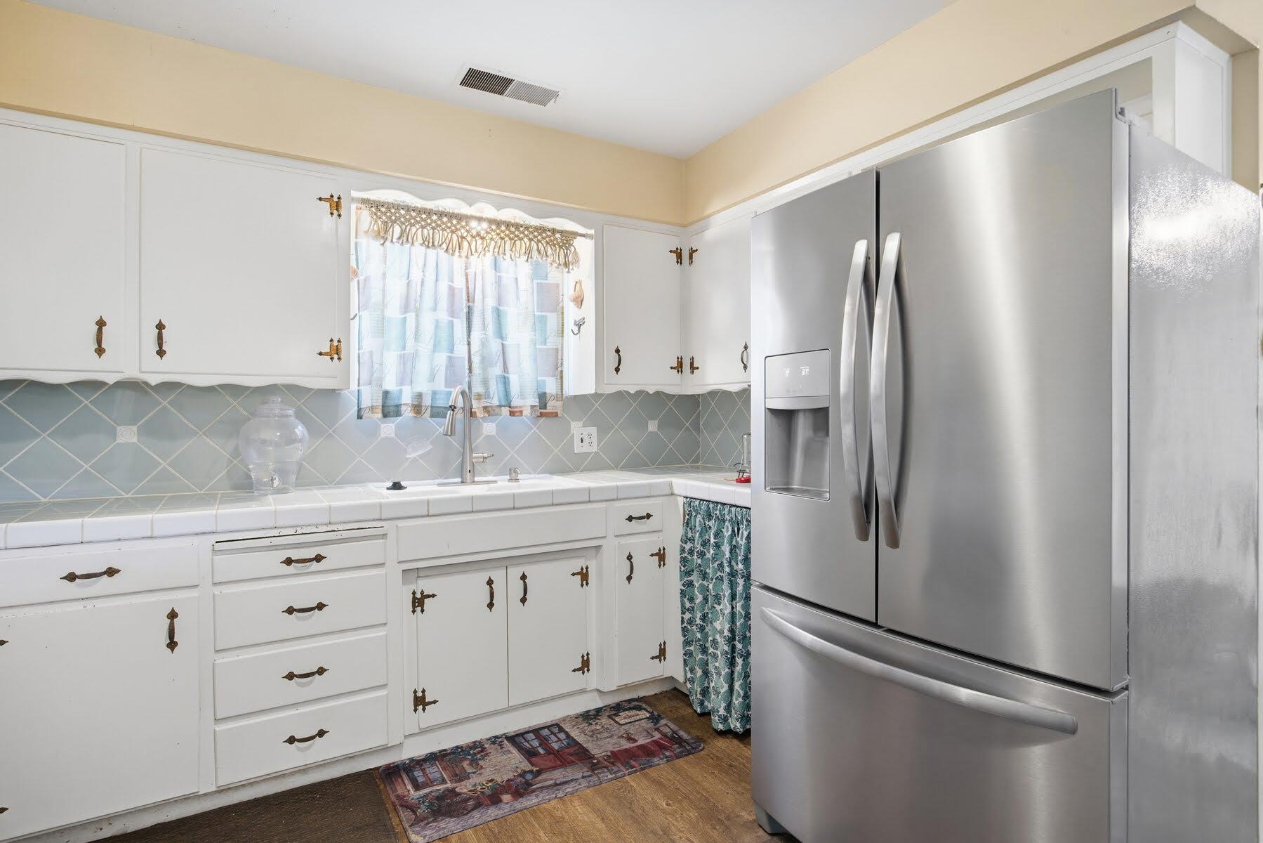 587 N West, Tulare, CA 93274