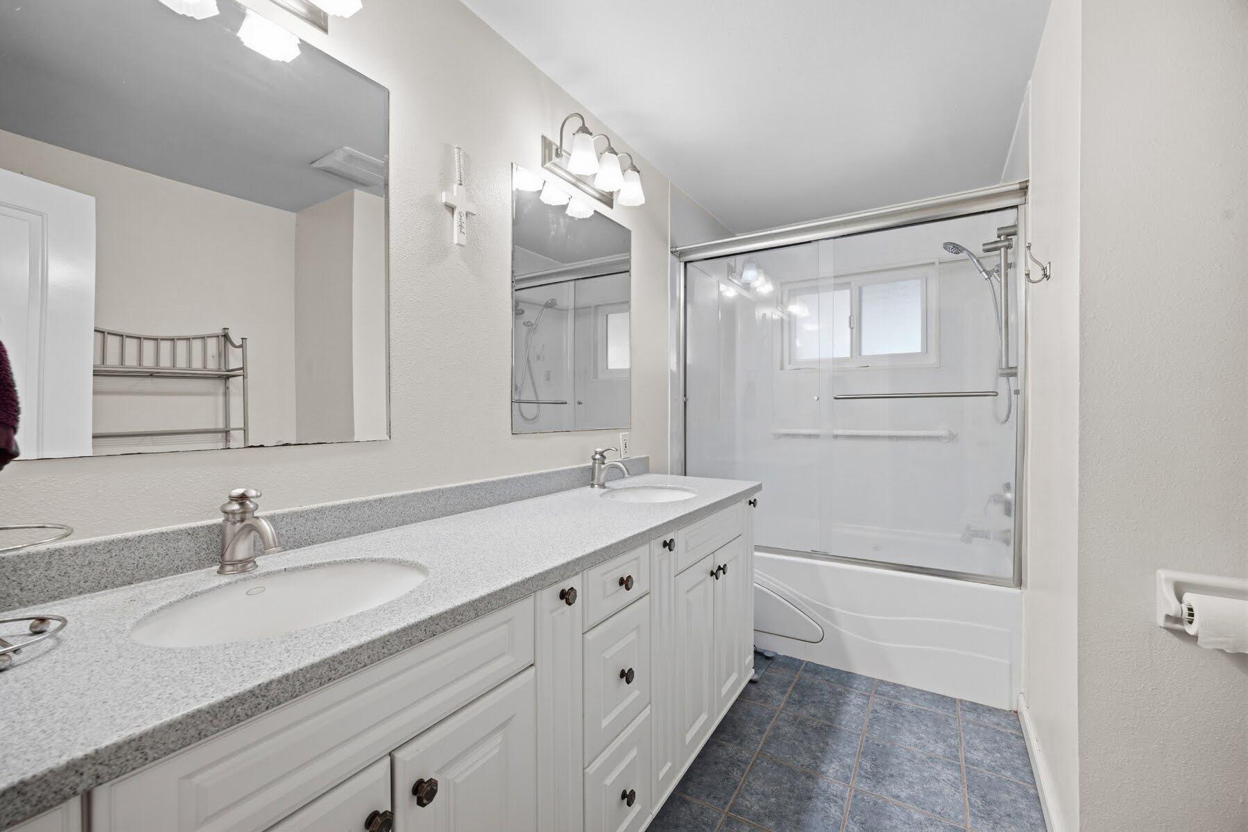 587 N West, Tulare, CA 93274