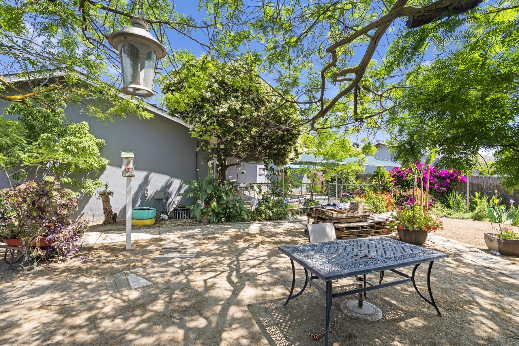 587 N West, Tulare, CA 93274