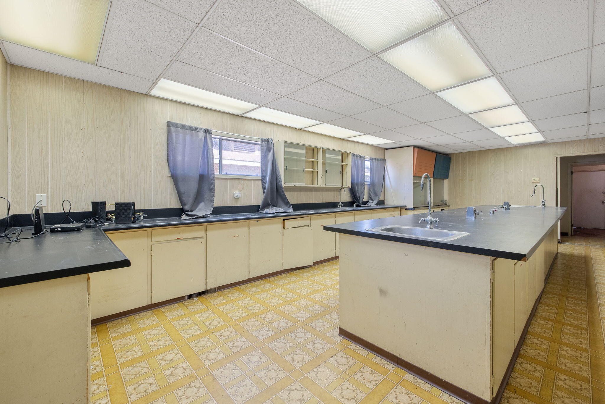 241 S F St, Exeter, CA 93221