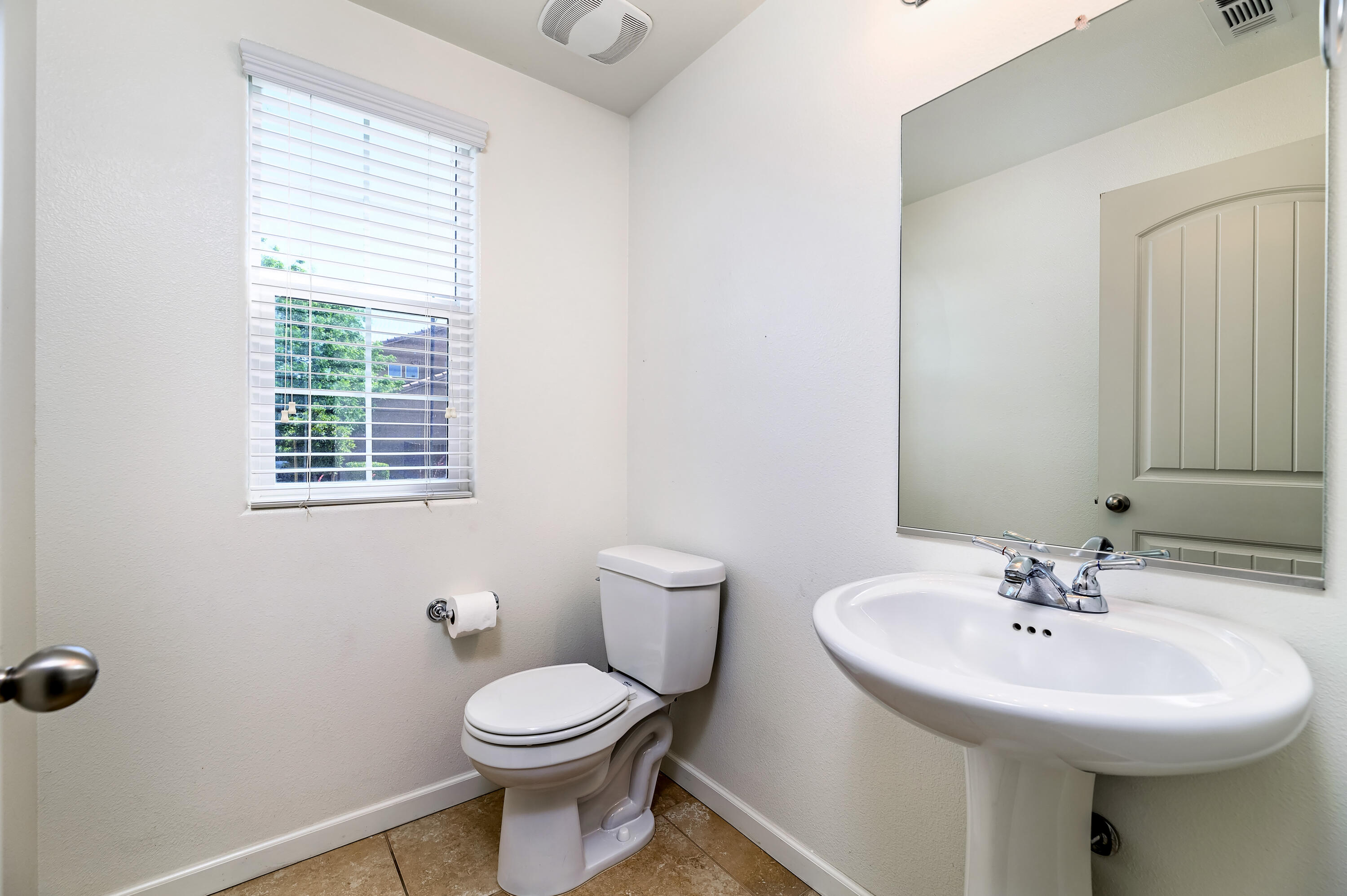 2444 Chardonnay Pl, Hanford, CA 93230