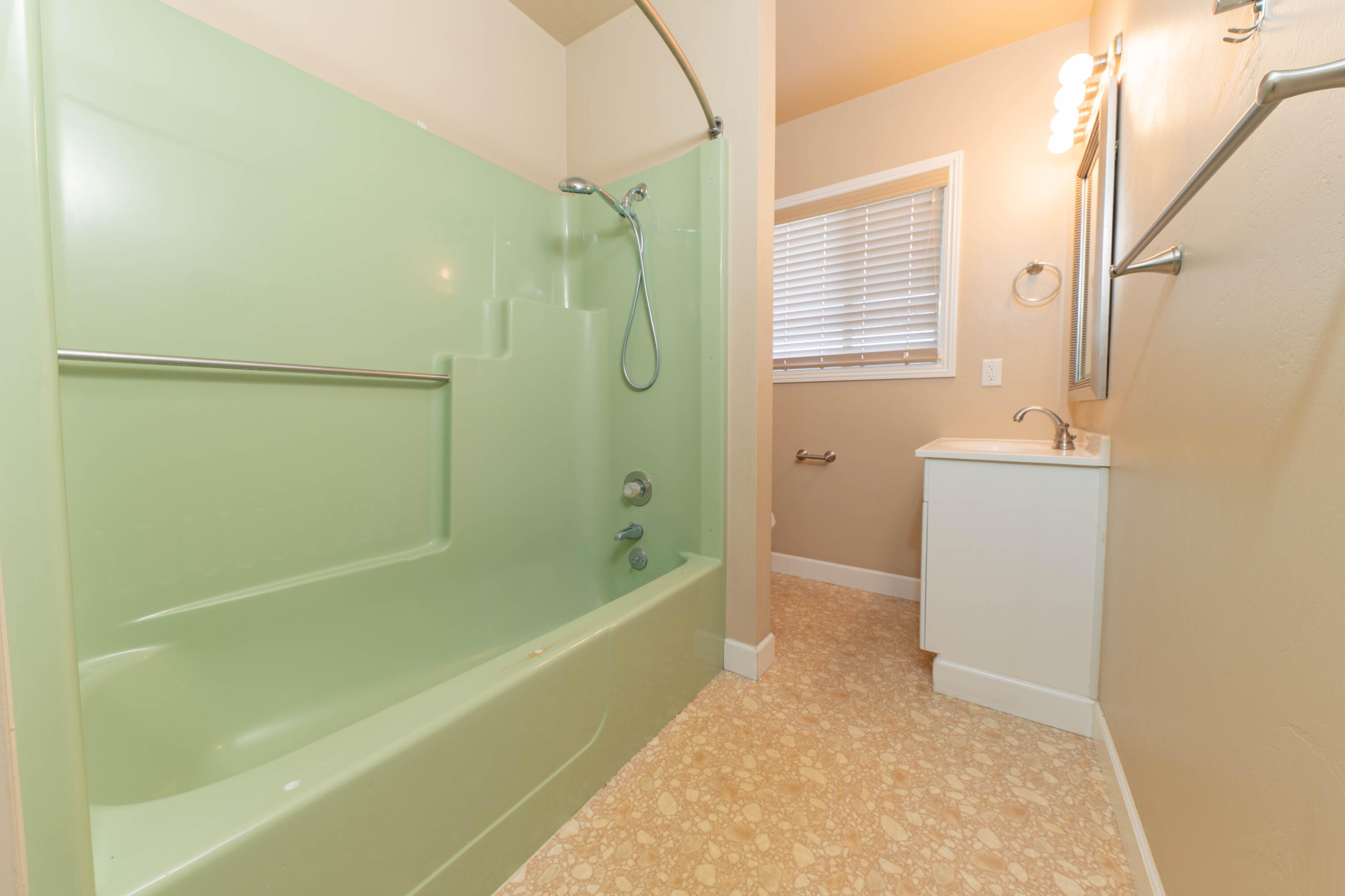 551 Auburn, Tulare, CA 93274