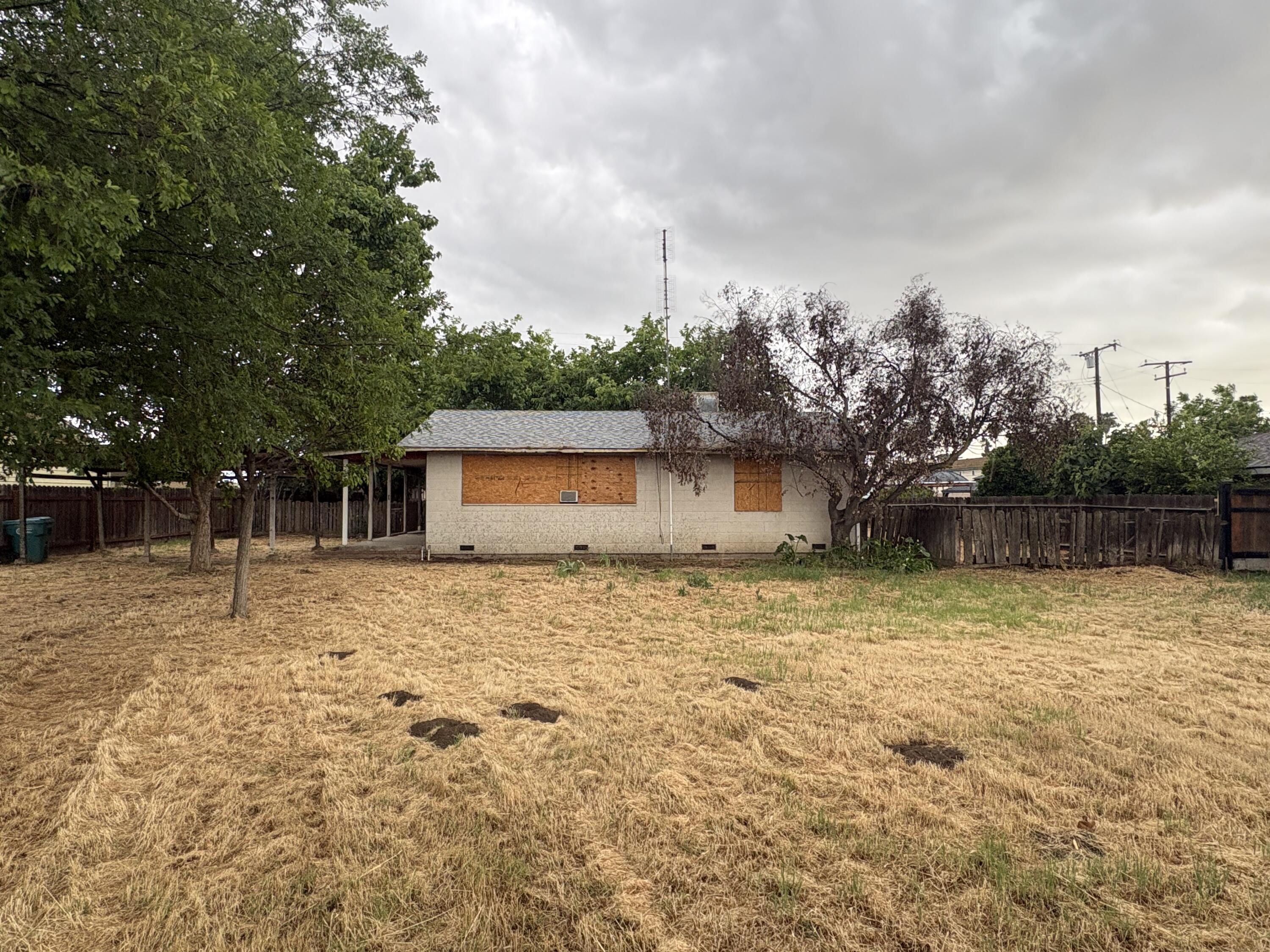 883 W Belleview Ave, Porterville, CA 93257