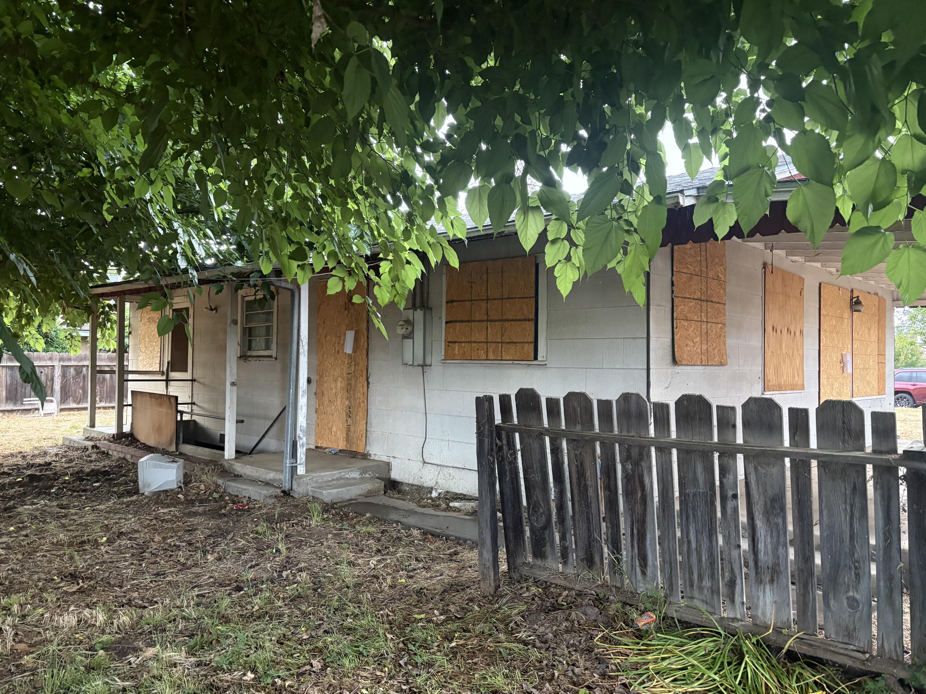 883 W Belleview Ave, Porterville, CA 93257