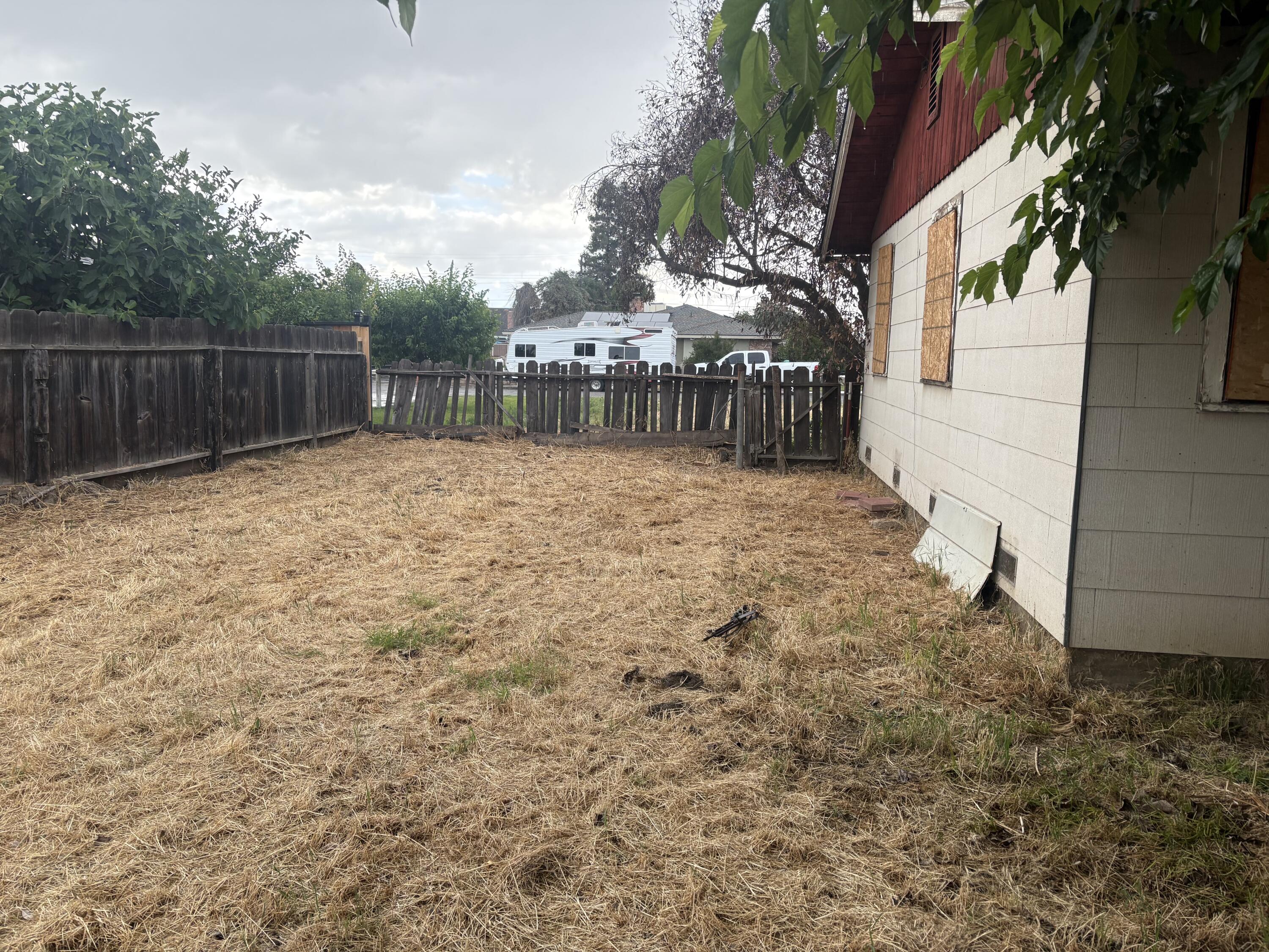 883 W Belleview Ave, Porterville, CA 93257