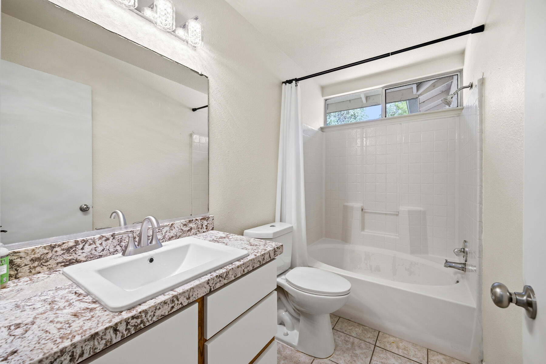 1936 E Roosevelt Ct, Visalia, CA 93292