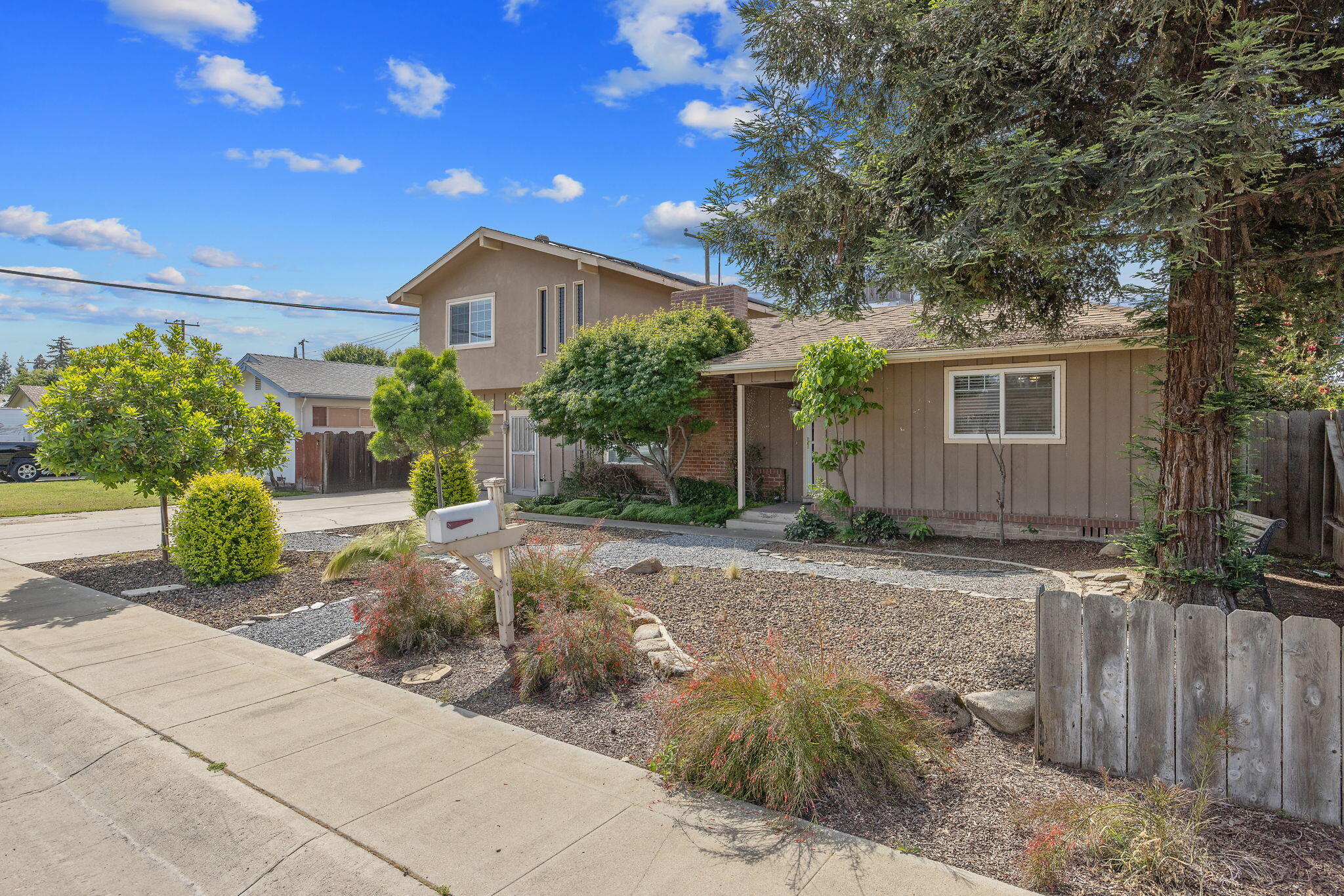 2735 W Laura Ave, Visalia, CA 93277