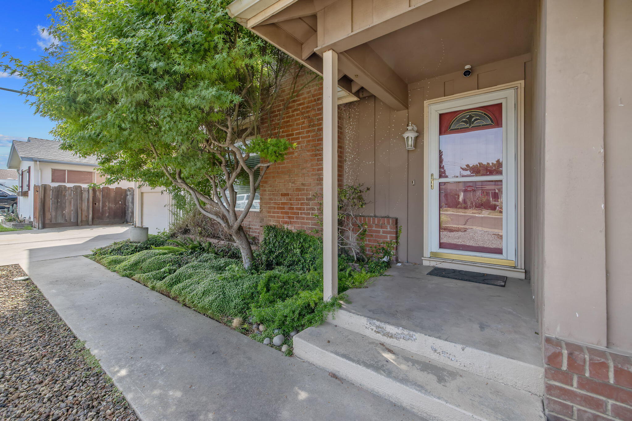 2735 W Laura Ave, Visalia, CA 93277