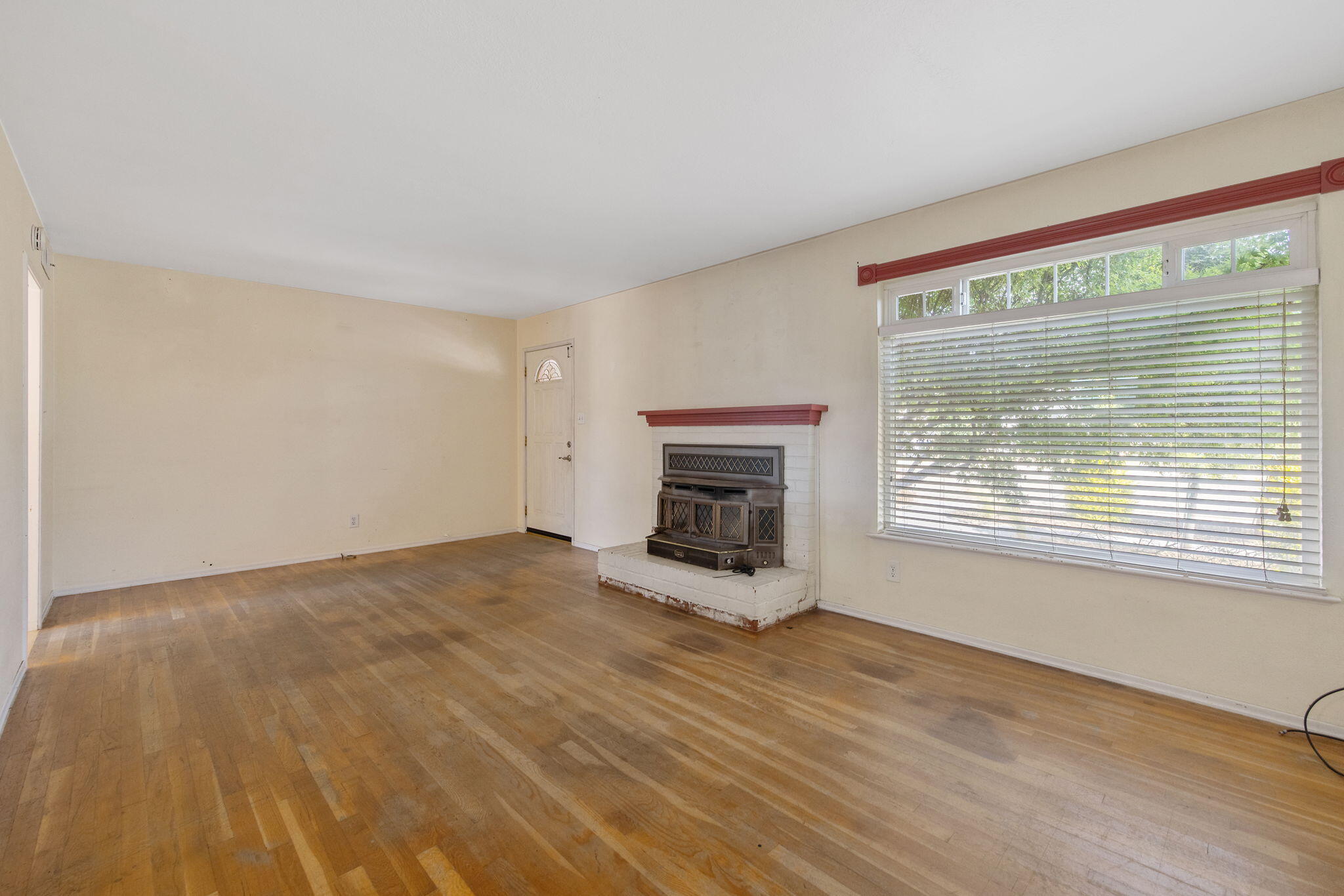 2735 W Laura Ave, Visalia, CA 93277