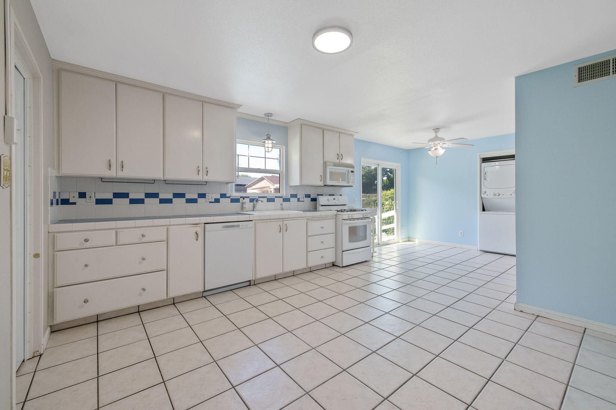 2735 W Laura Ave, Visalia, CA 93277