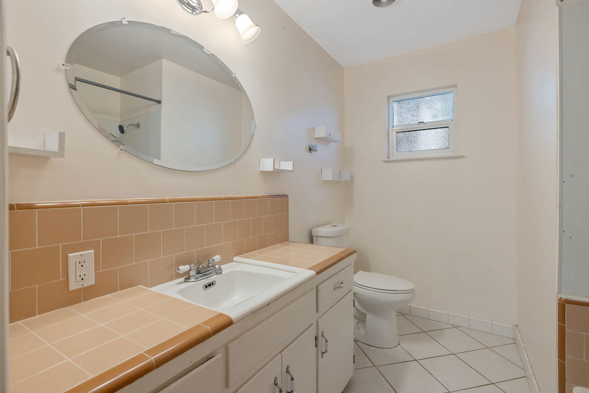 2735 W Laura Ave, Visalia, CA 93277