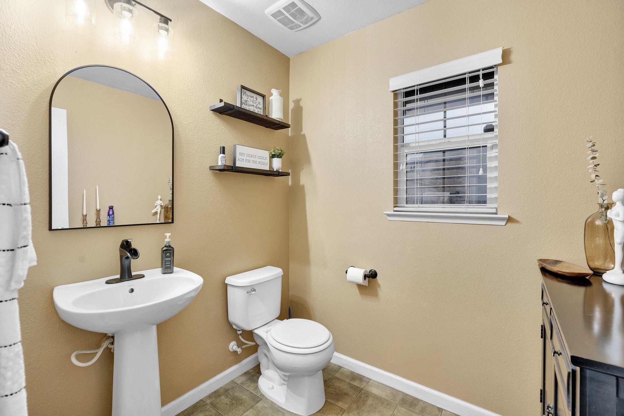 1418 Mandarin St, Madera, CA 93638