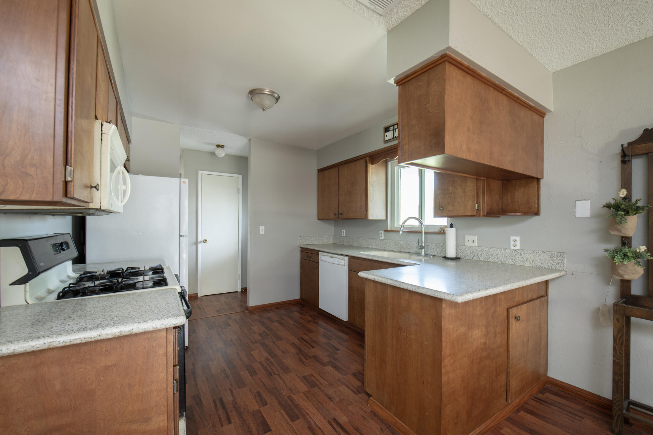 1345 W Evans Ave, Visalia, CA 93277