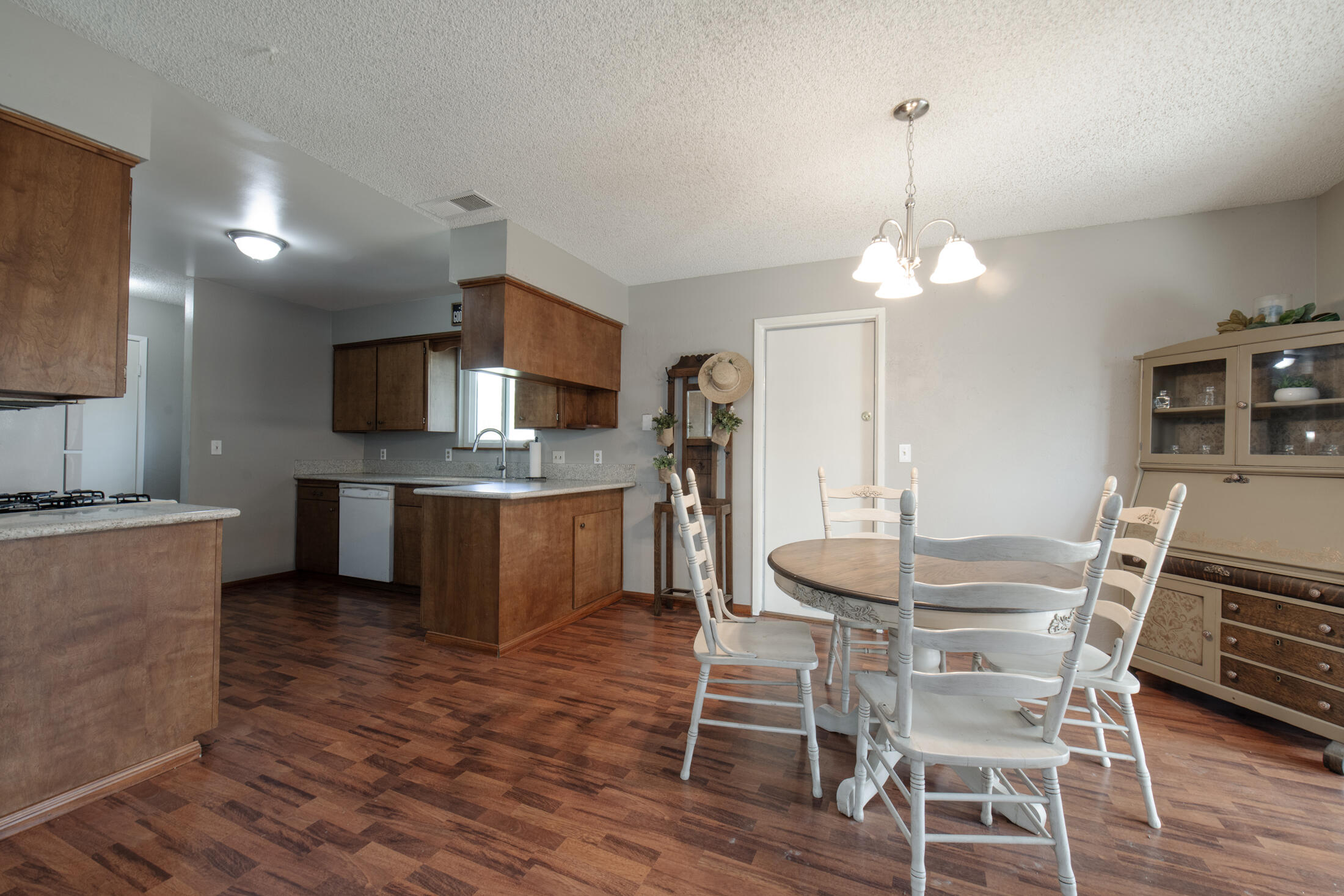 1345 W Evans Ave, Visalia, CA 93277