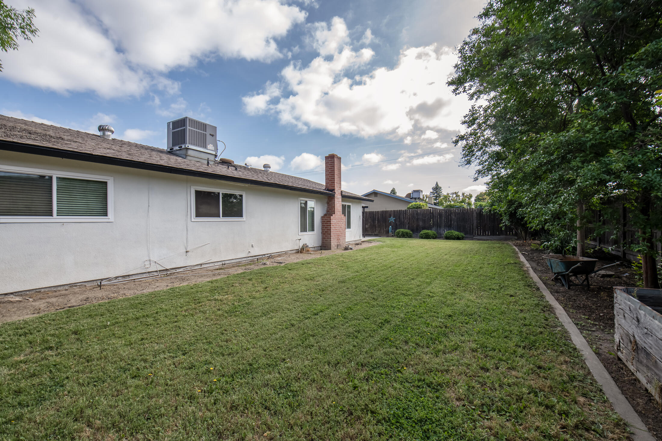 1345 W Evans Ave, Visalia, CA 93277