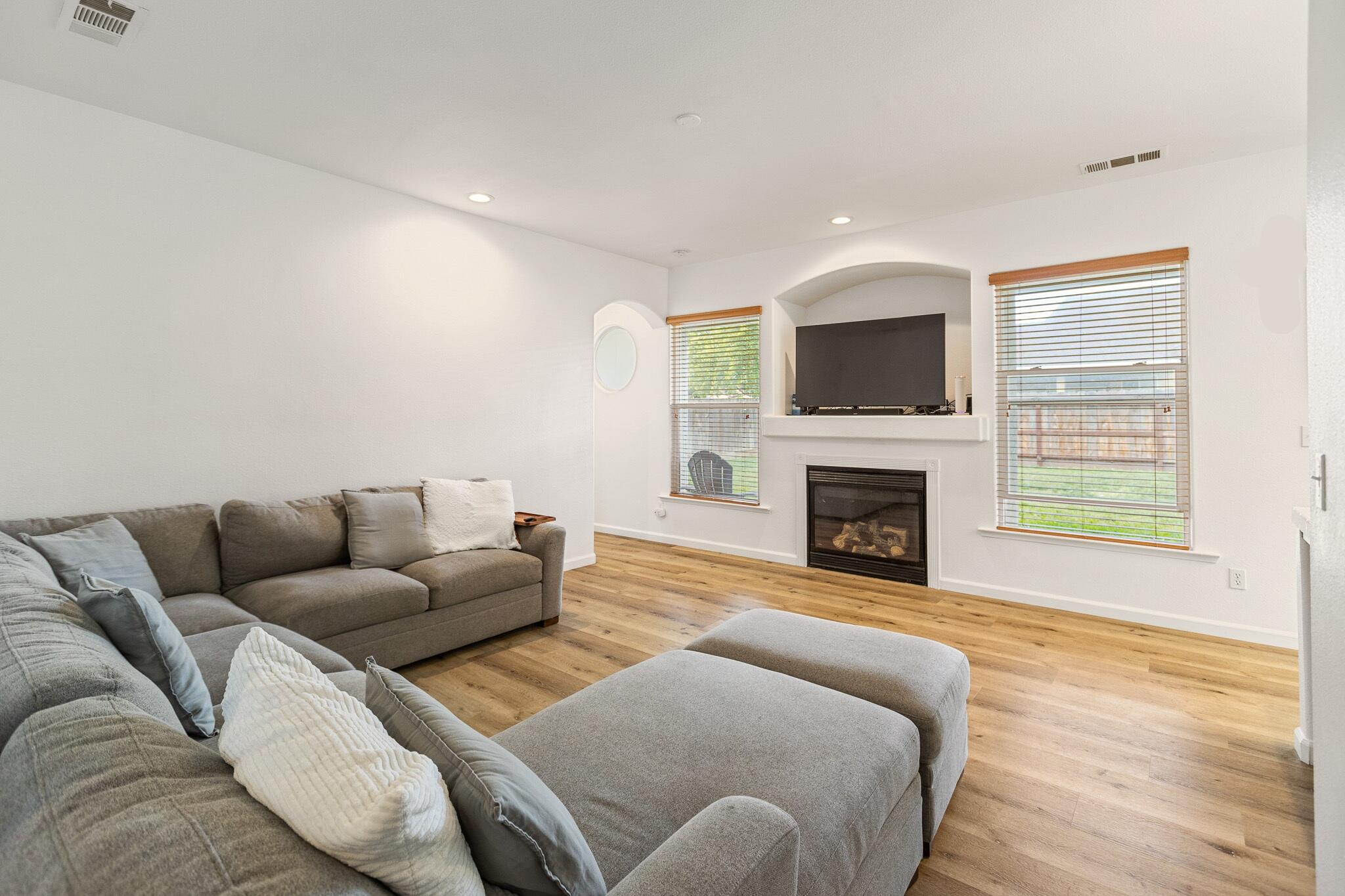 722 W Marilyn Ct, Farmersville, CA 93223