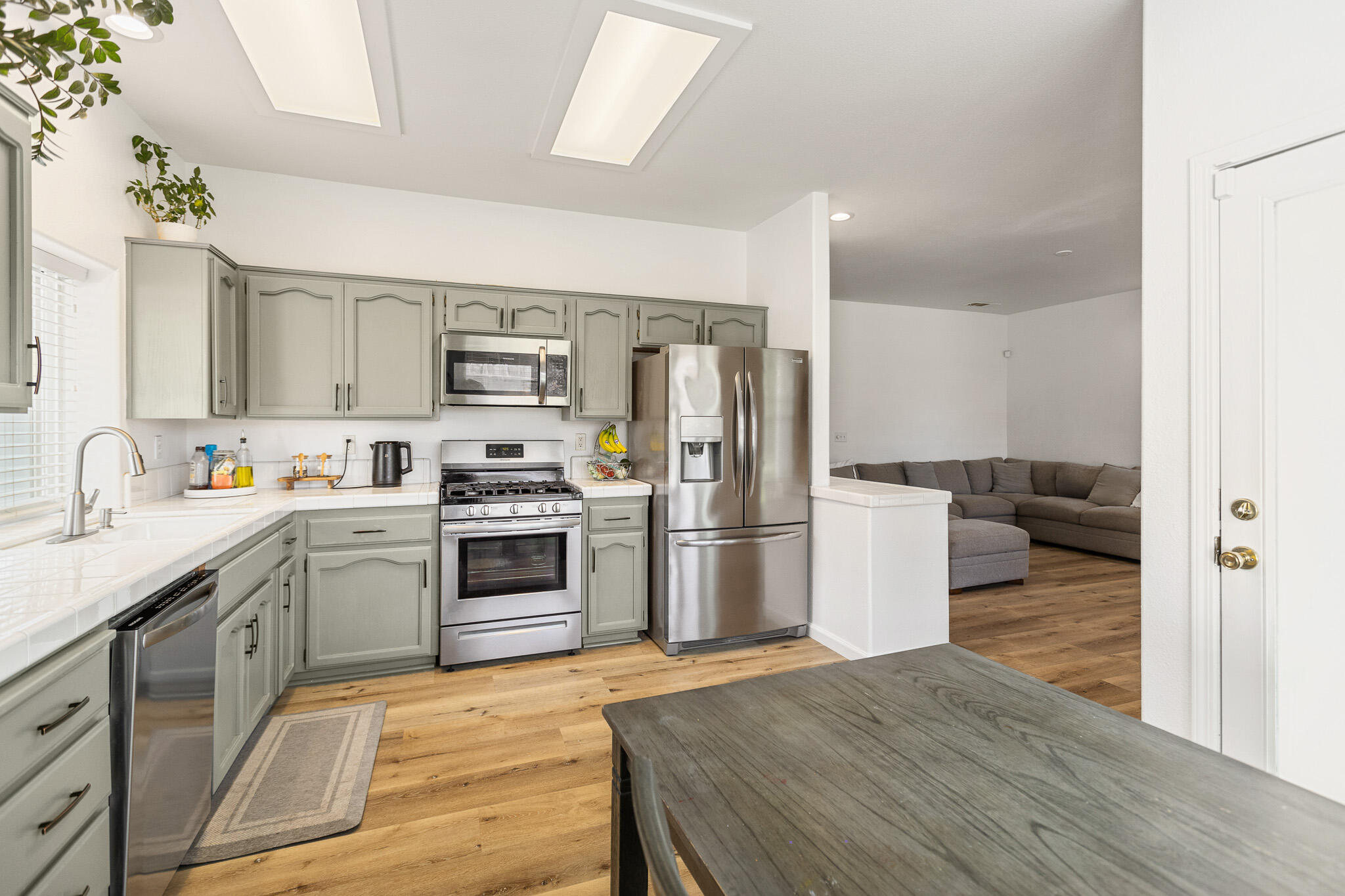 722 W Marilyn Ct, Farmersville, CA 93223