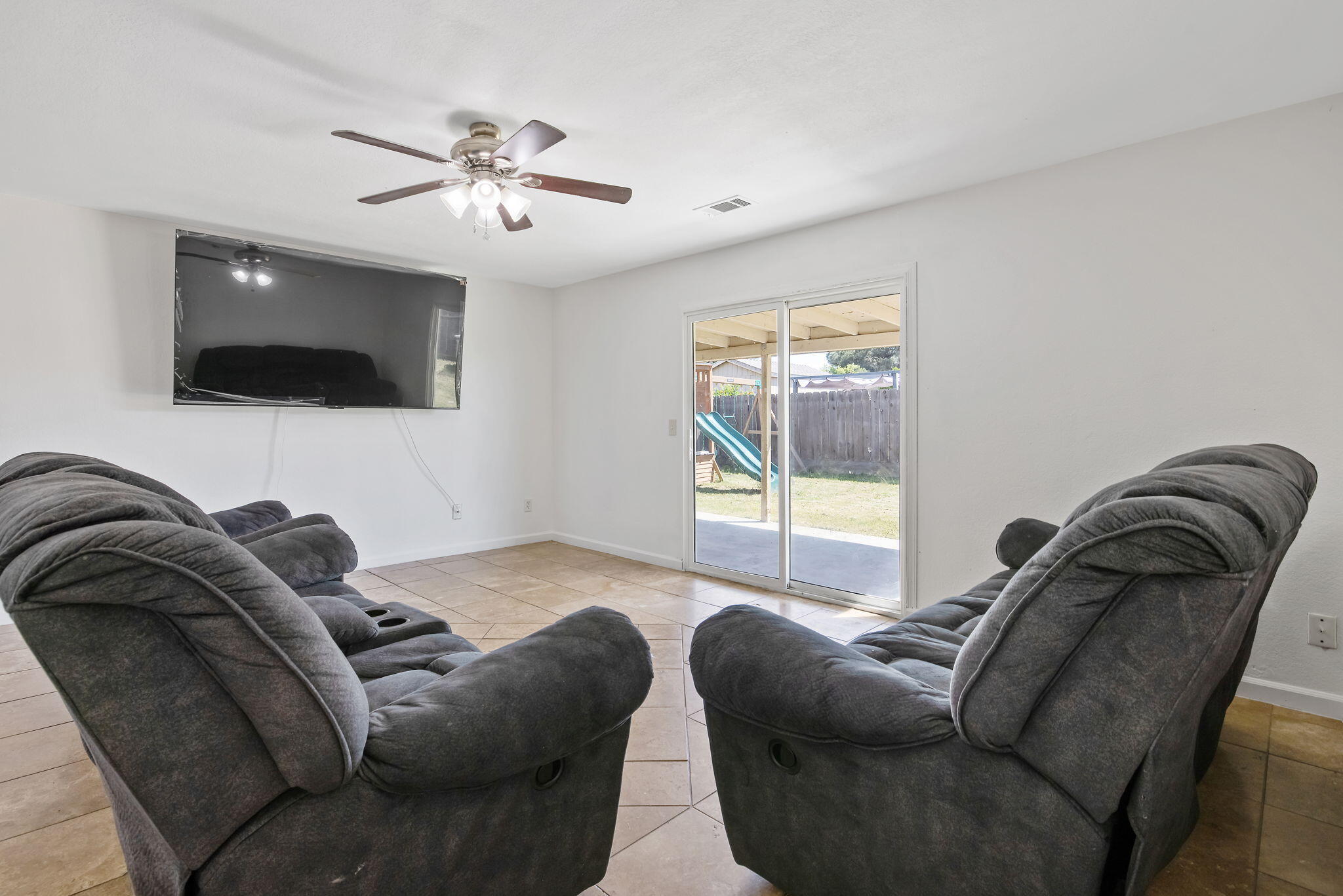 14291 Rosemary Cir, Armona, CA 93202