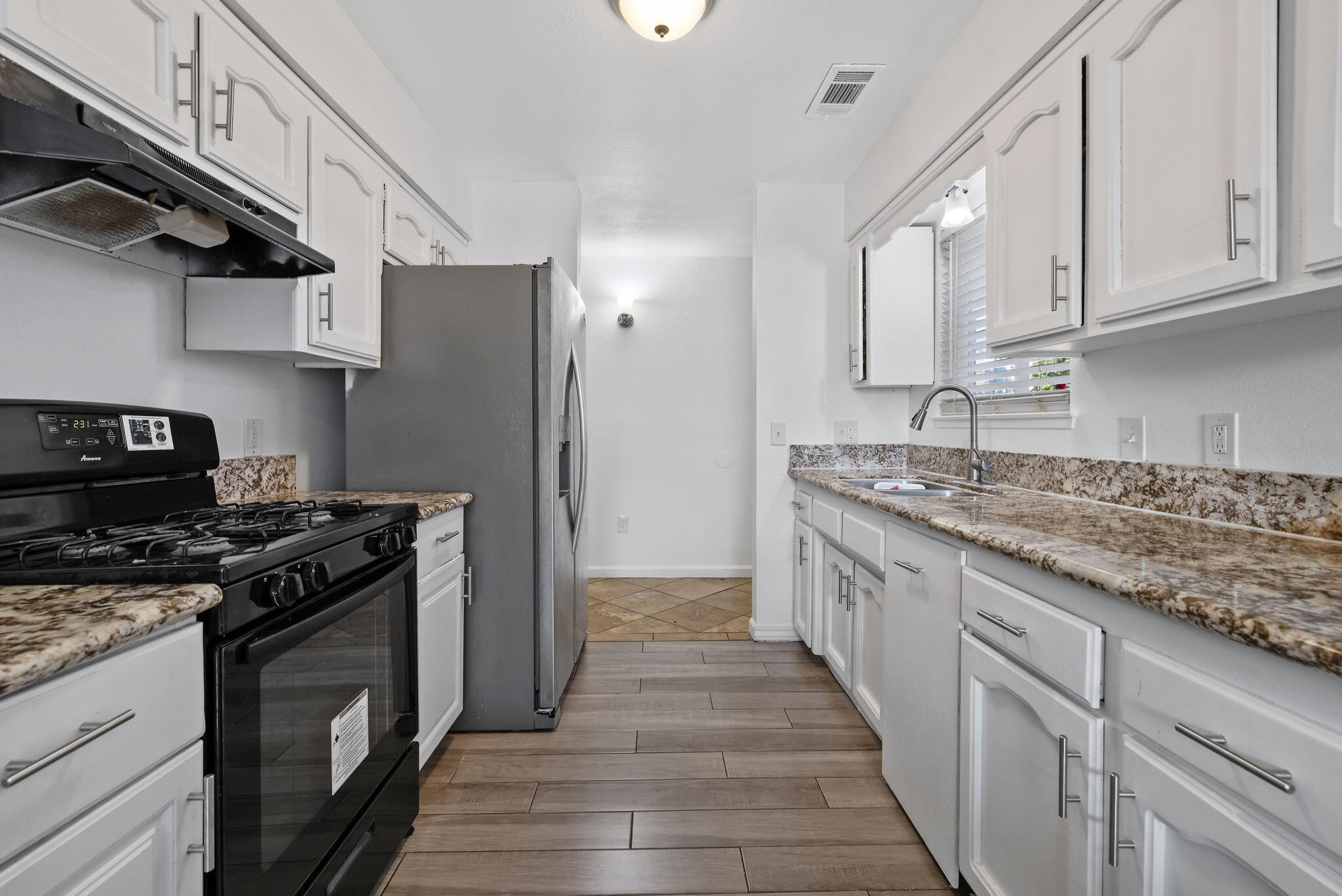 14291 Rosemary Cir, Armona, CA 93202