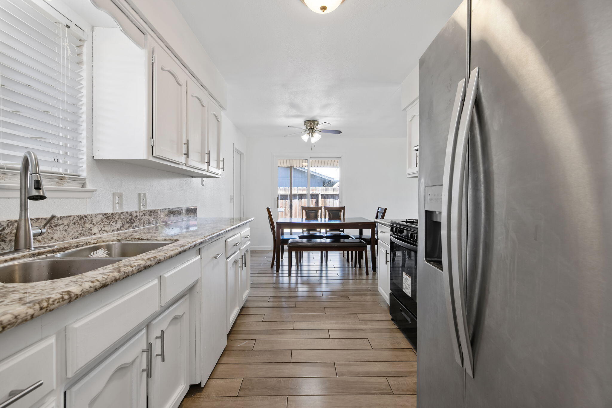 14291 Rosemary Cir, Armona, CA 93202