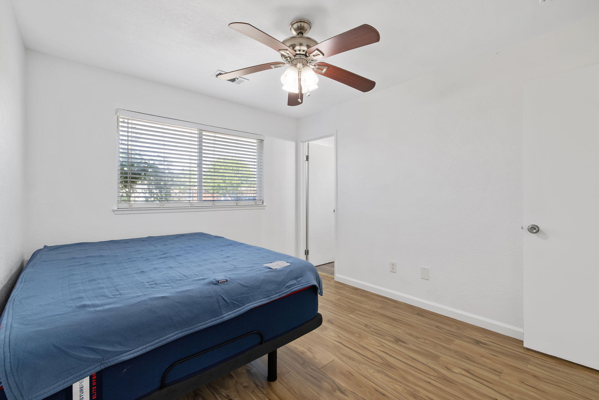 14291 Rosemary Cir, Armona, CA 93202