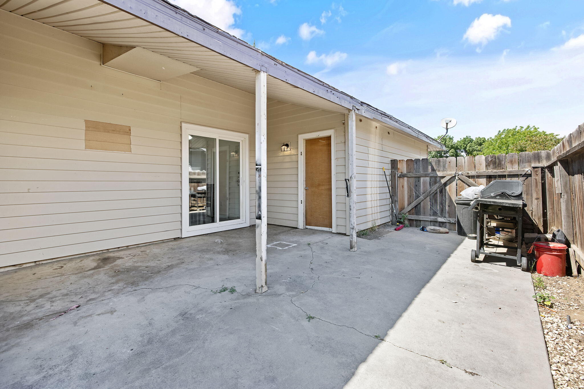 14291 Rosemary Cir, Armona, CA 93202