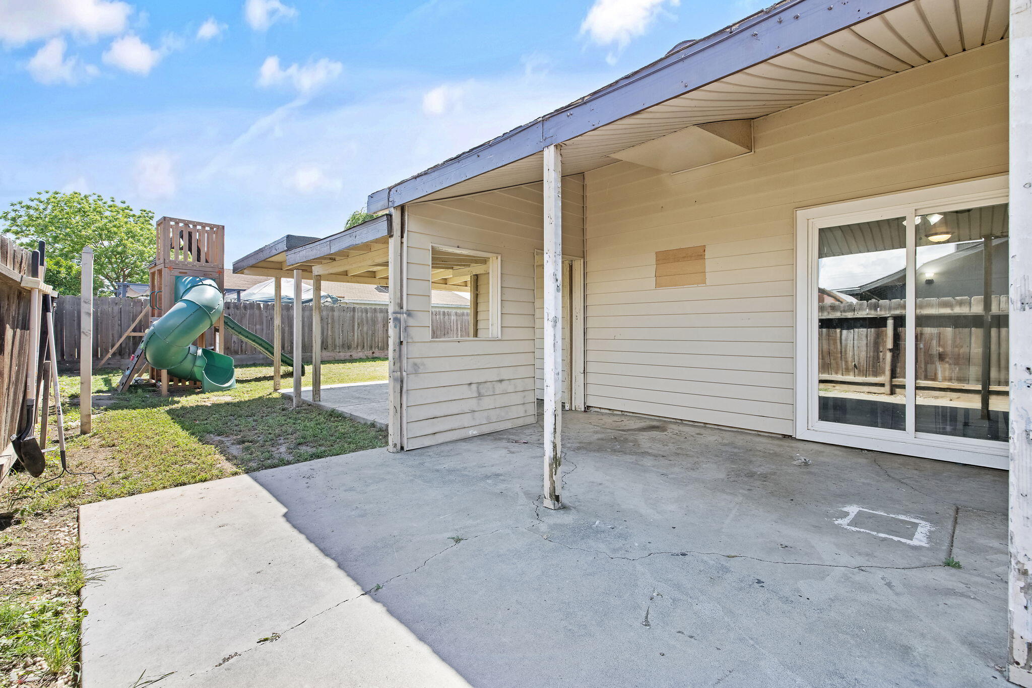 14291 Rosemary Cir, Armona, CA 93202