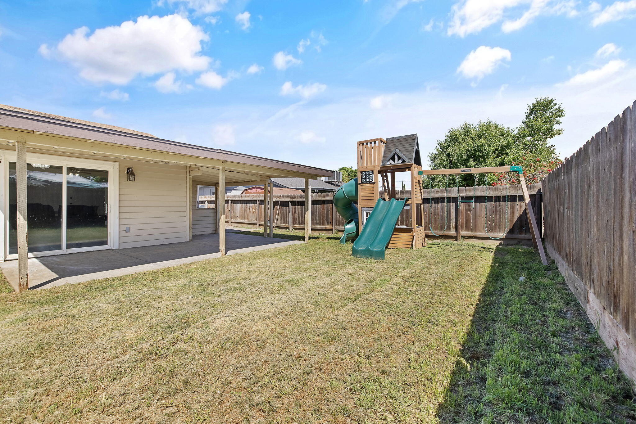 14291 Rosemary Cir, Armona, CA 93202