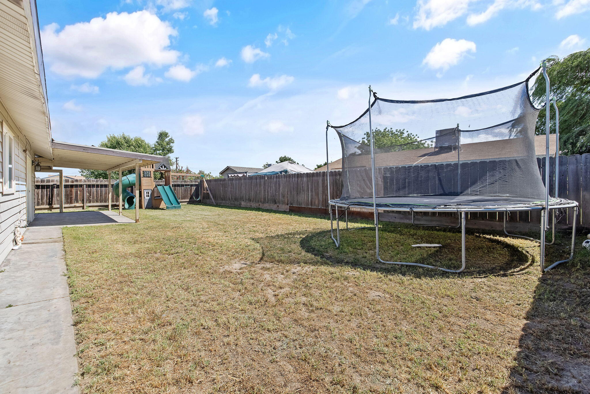 14291 Rosemary Cir, Armona, CA 93202