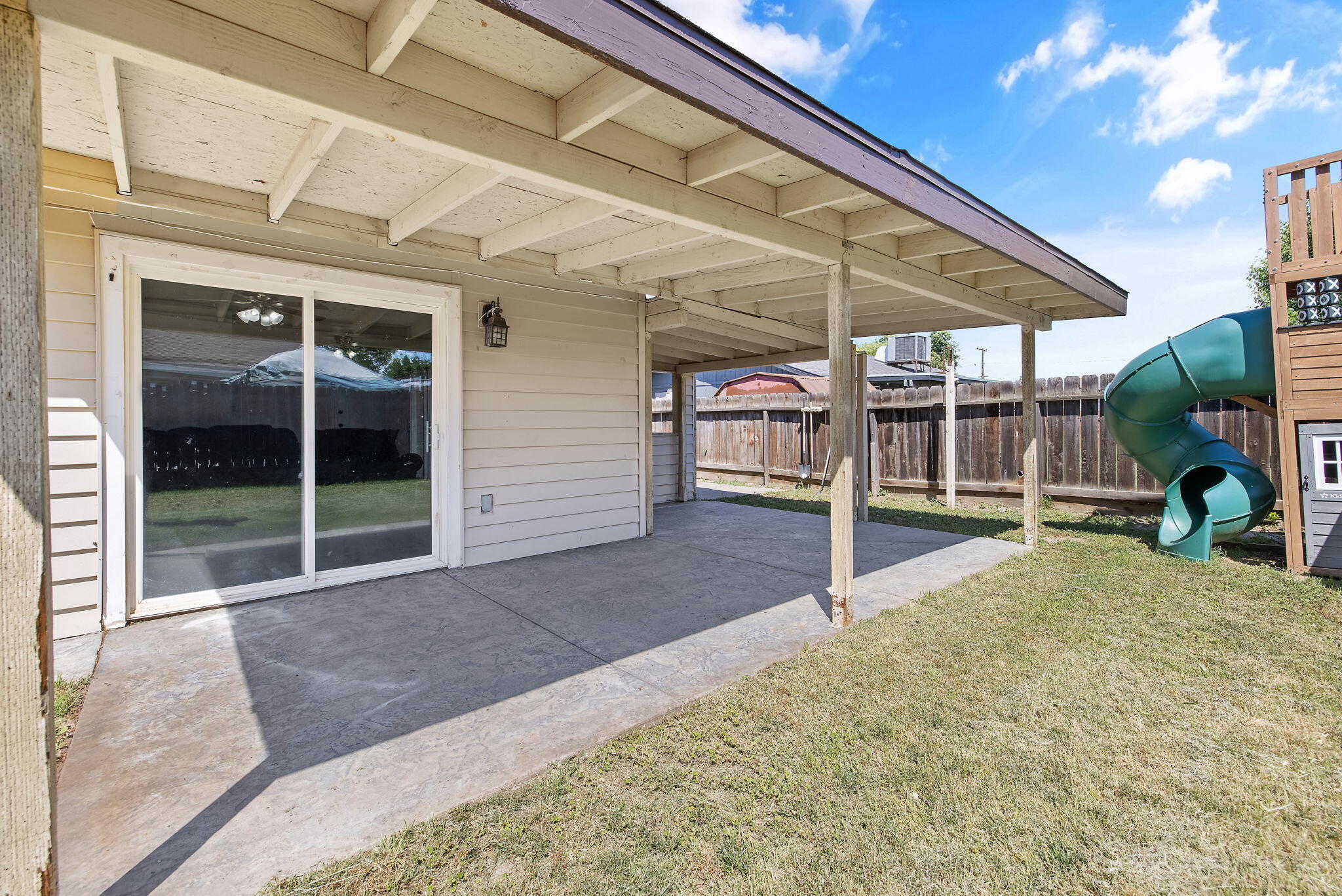 14291 Rosemary Cir, Armona, CA 93202