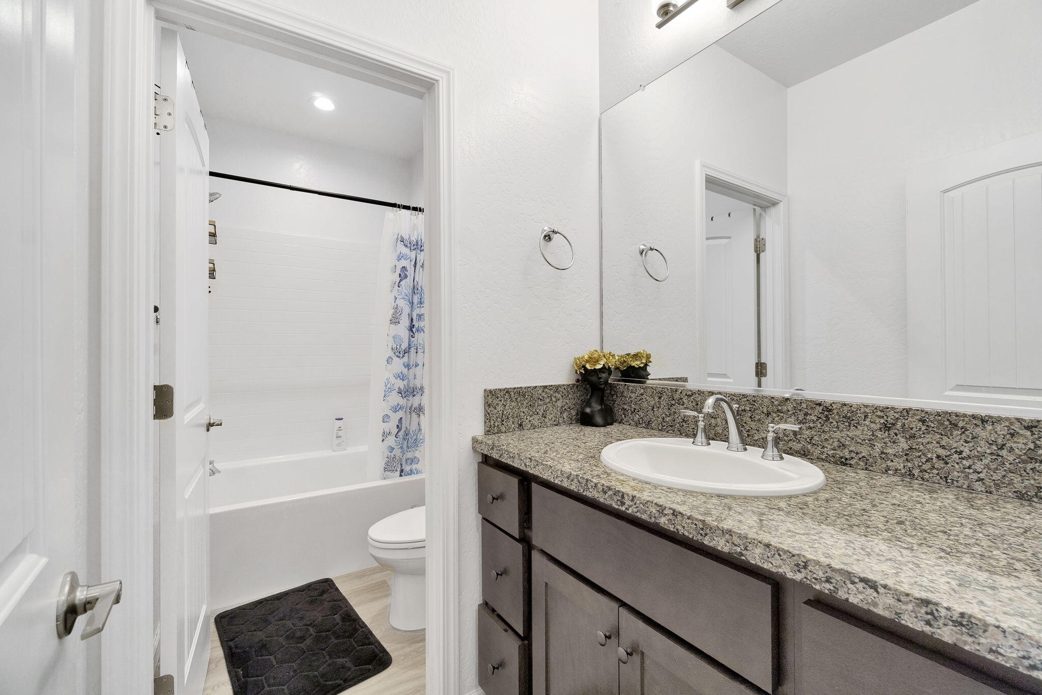 6188 E Berkeley Ave, Fresno, CA 93727