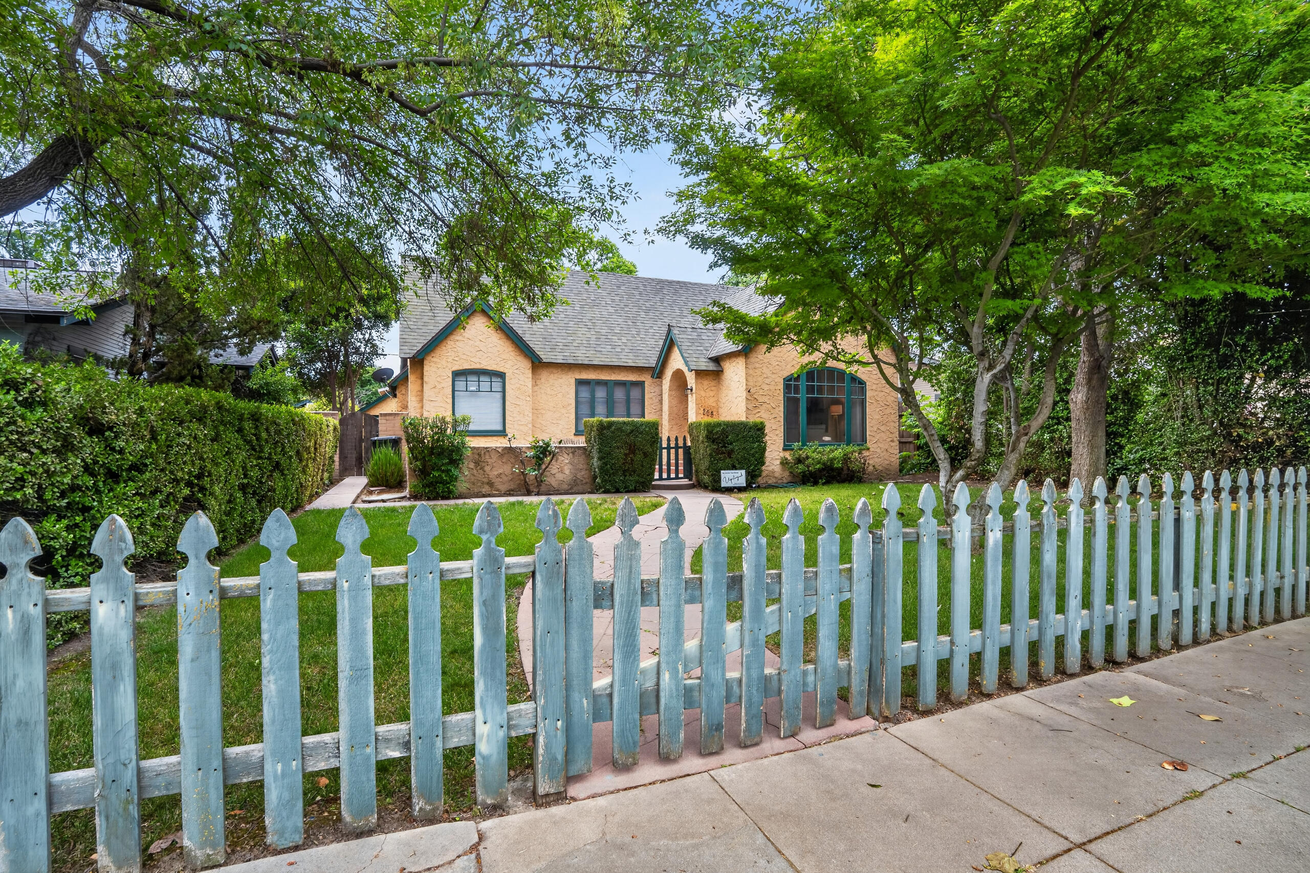 805 W Noble Ave, Visalia, CA 93277
