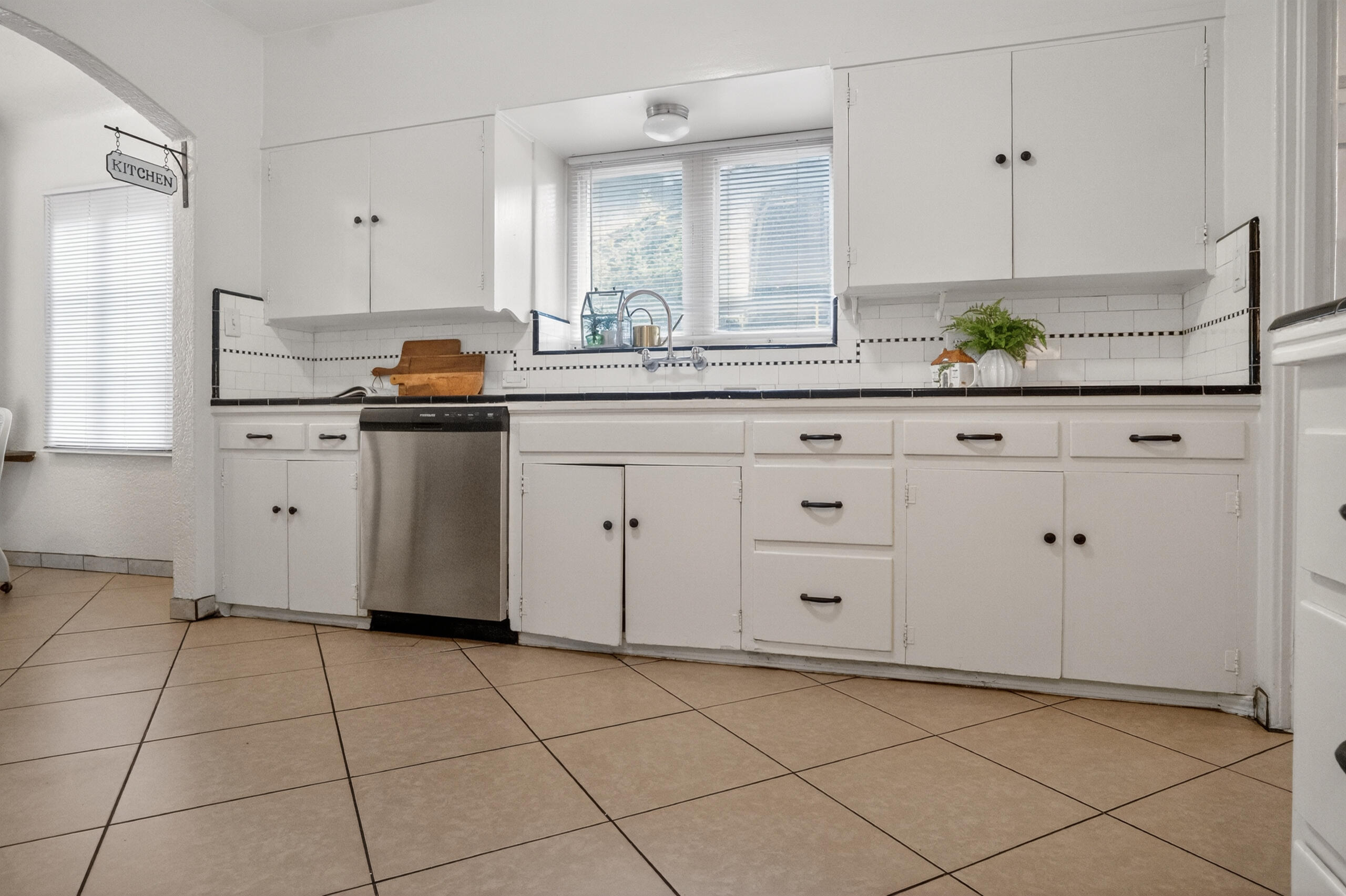 805 W Noble Ave, Visalia, CA 93277