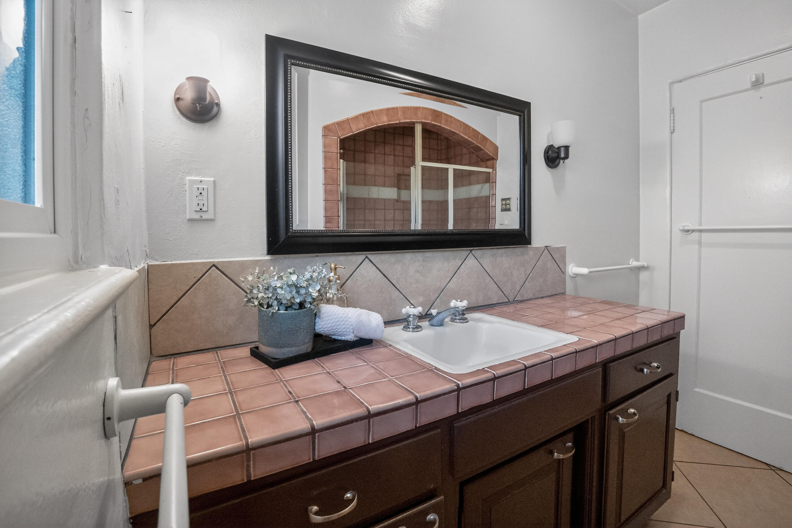 805 W Noble Ave, Visalia, CA 93277
