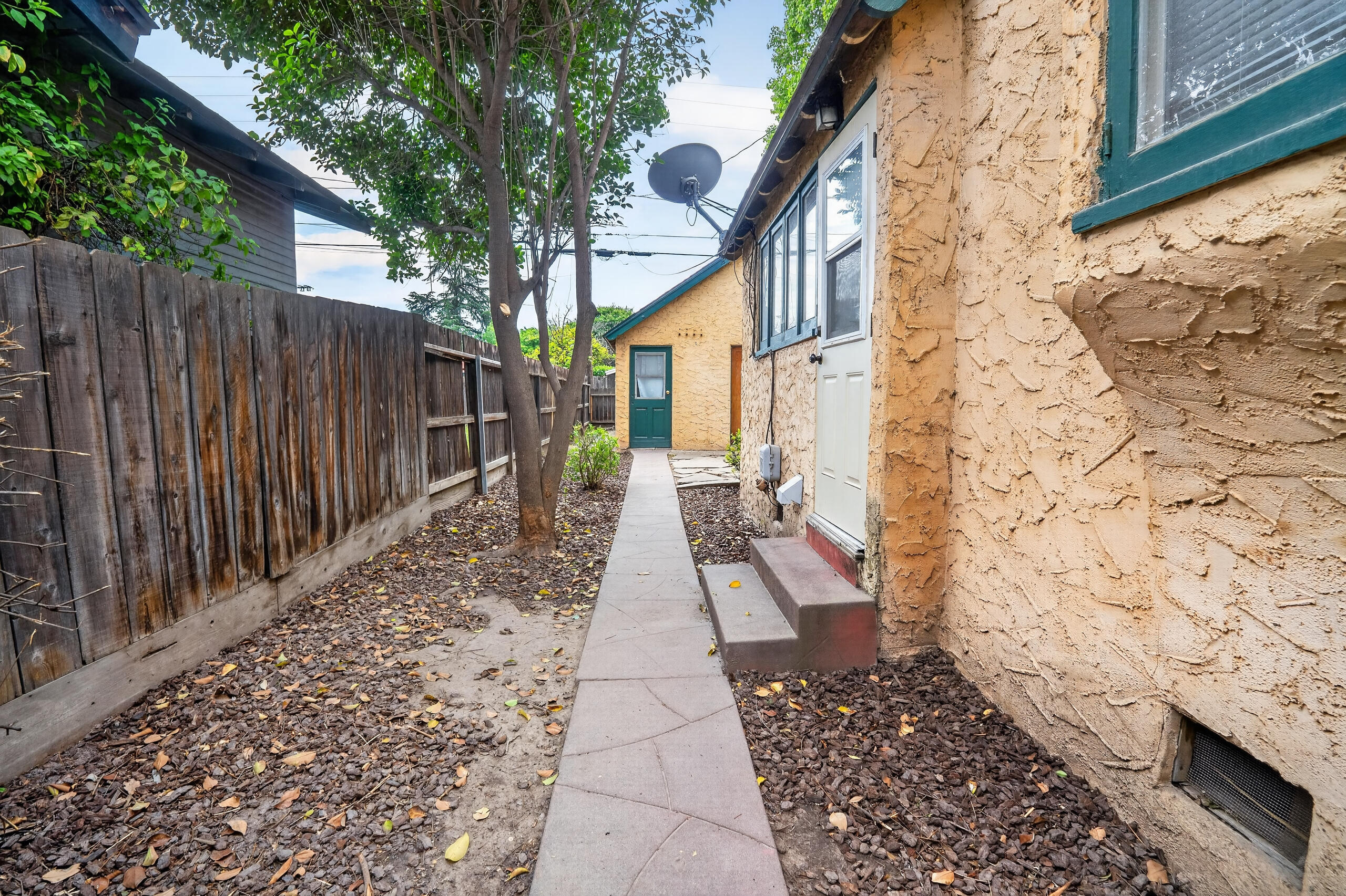 805 W Noble Ave, Visalia, CA 93277