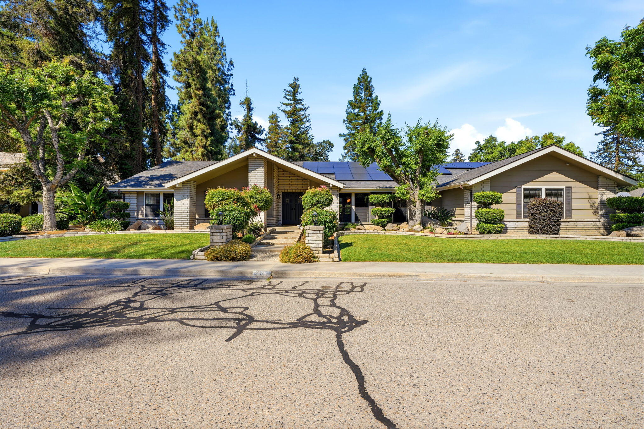 616 W Victor Ave, Visalia, CA 93277