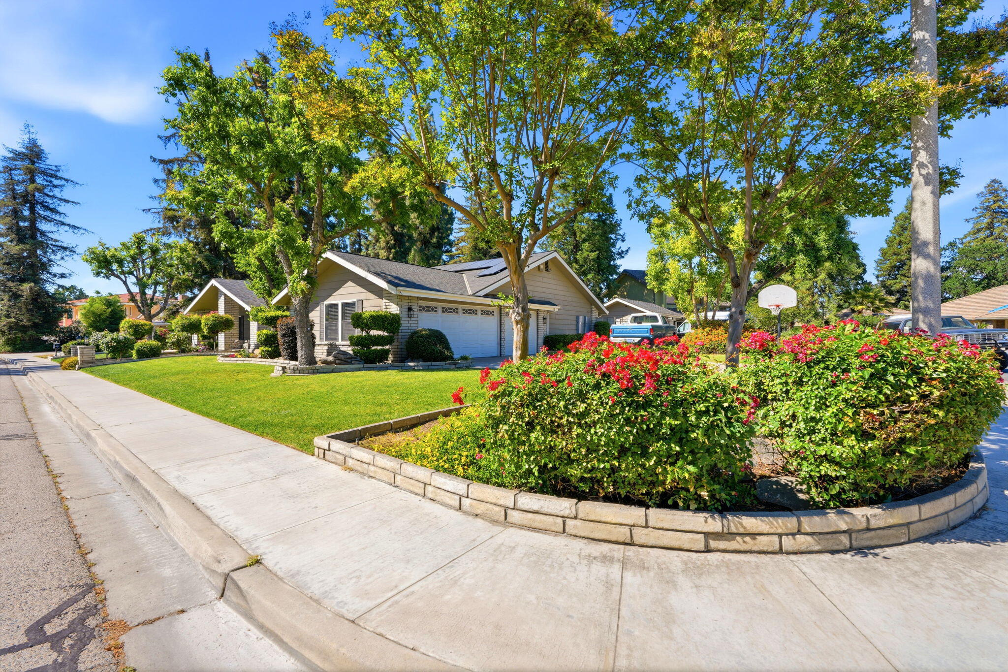 616 W Victor Ave, Visalia, CA 93277